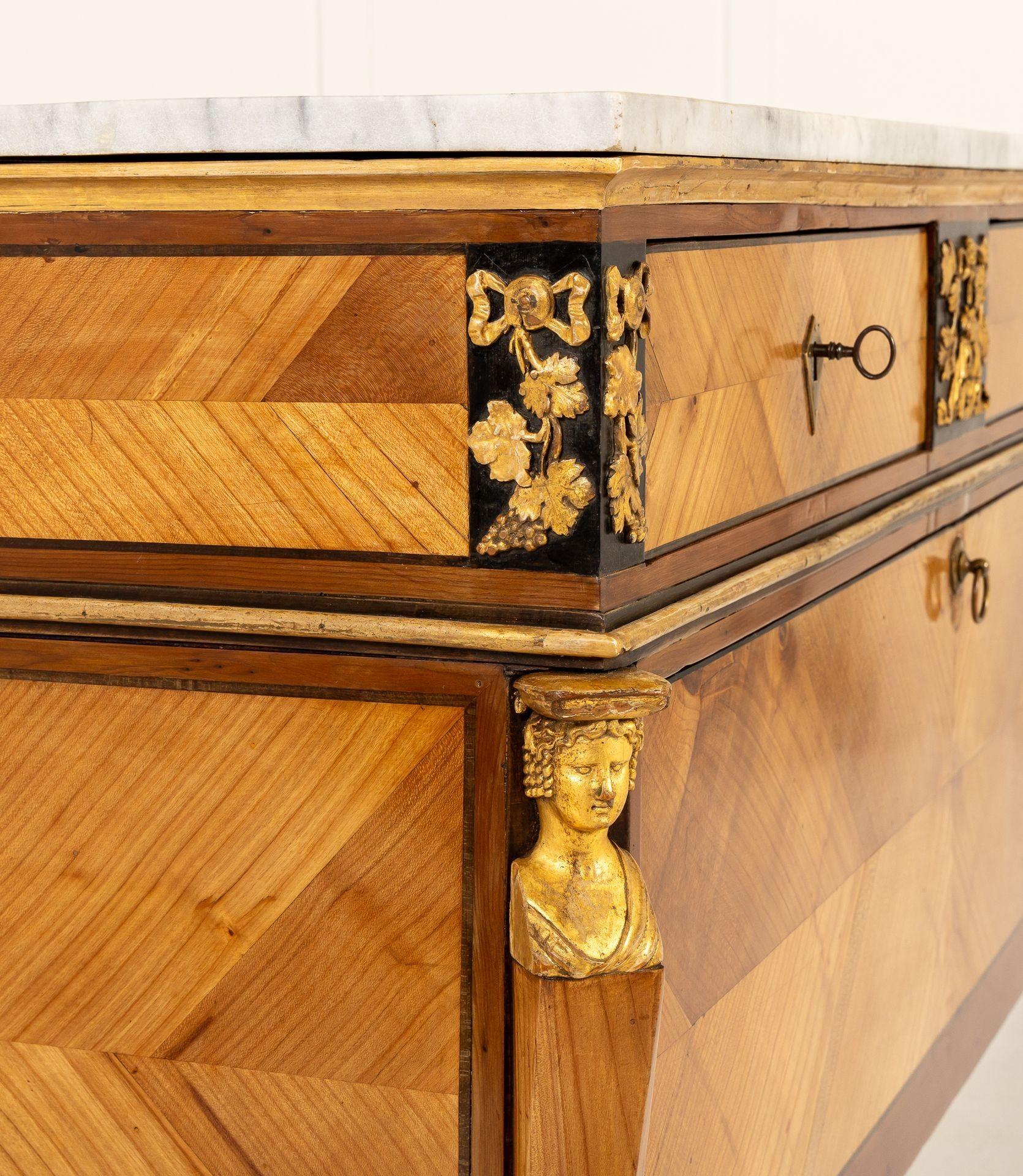 Cerise Paire de commodes italiennes en bois d'if et de cerisier du XVIIIe siècle en vente
