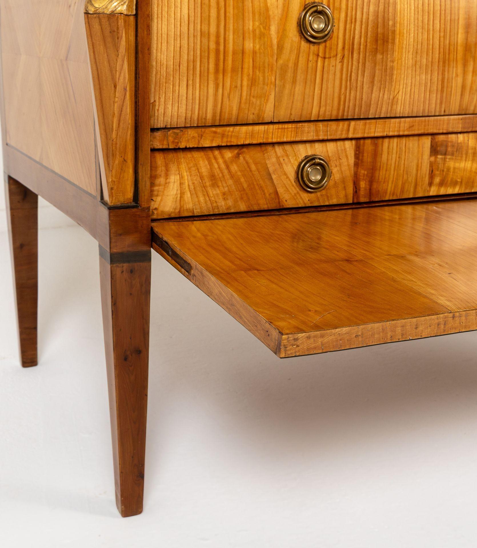 Paire de commodes italiennes en bois d'if et de cerisier du XVIIIe siècle en vente 1