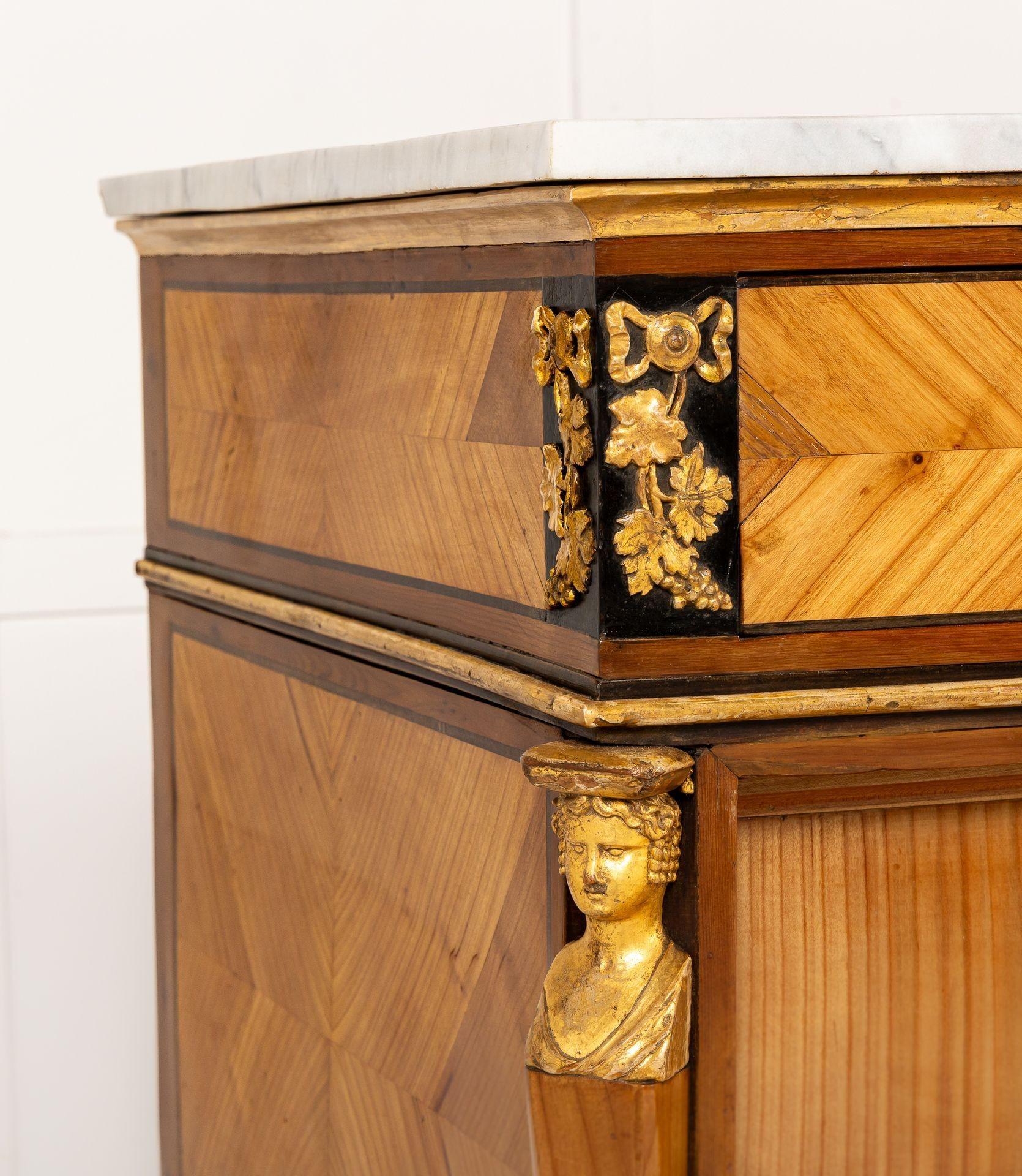 Paire de commodes italiennes en bois d'if et de cerisier du XVIIIe siècle en vente 2