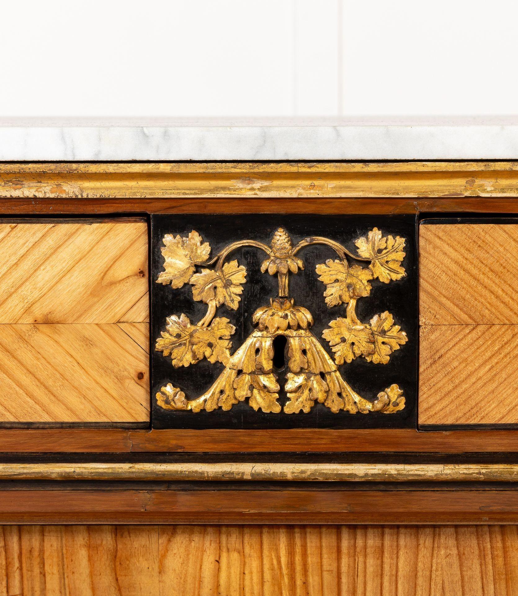 Paire de commodes italiennes en bois d'if et de cerisier du XVIIIe siècle en vente 3