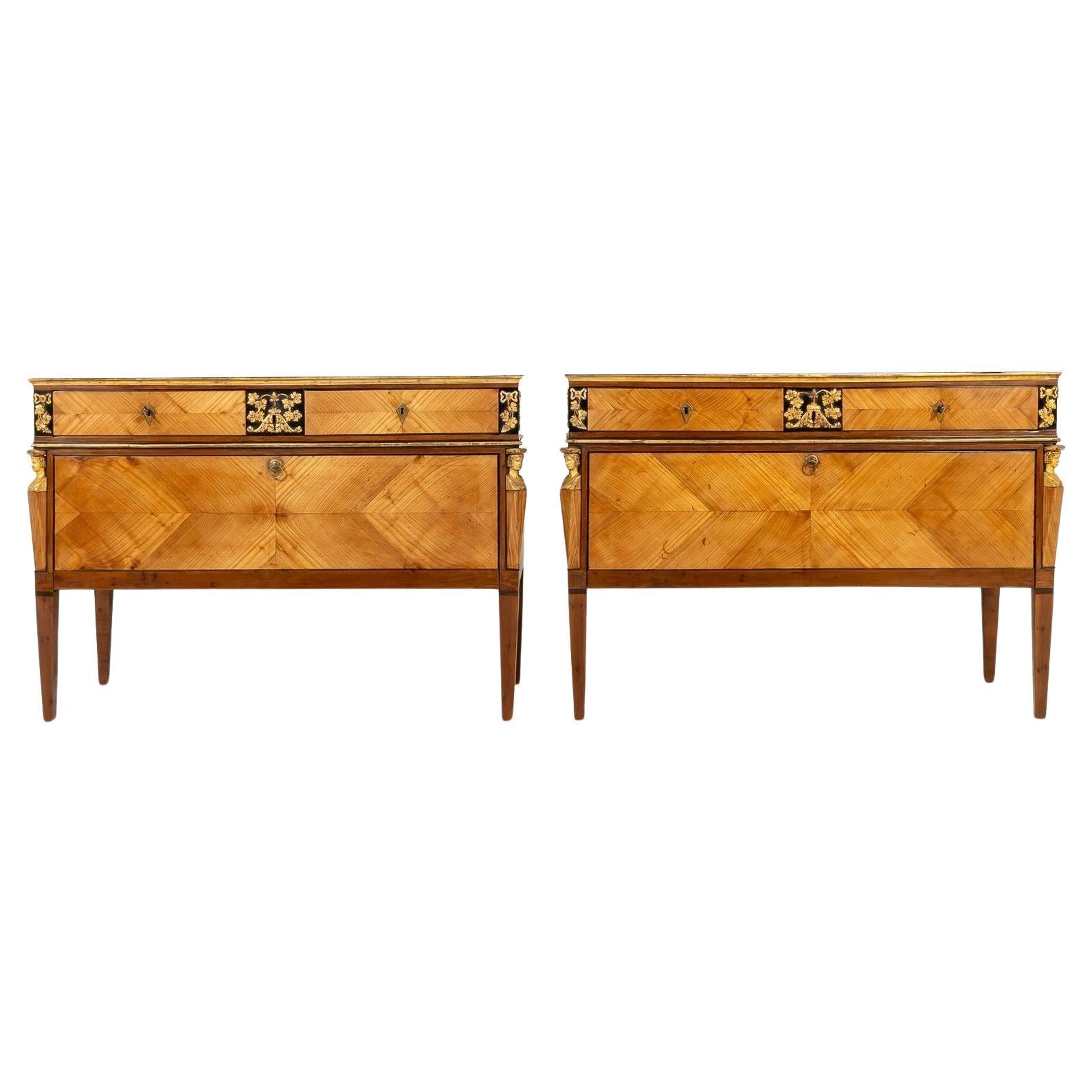 Paire de commodes italiennes en bois d'if et de cerisier du XVIIIe siècle en vente