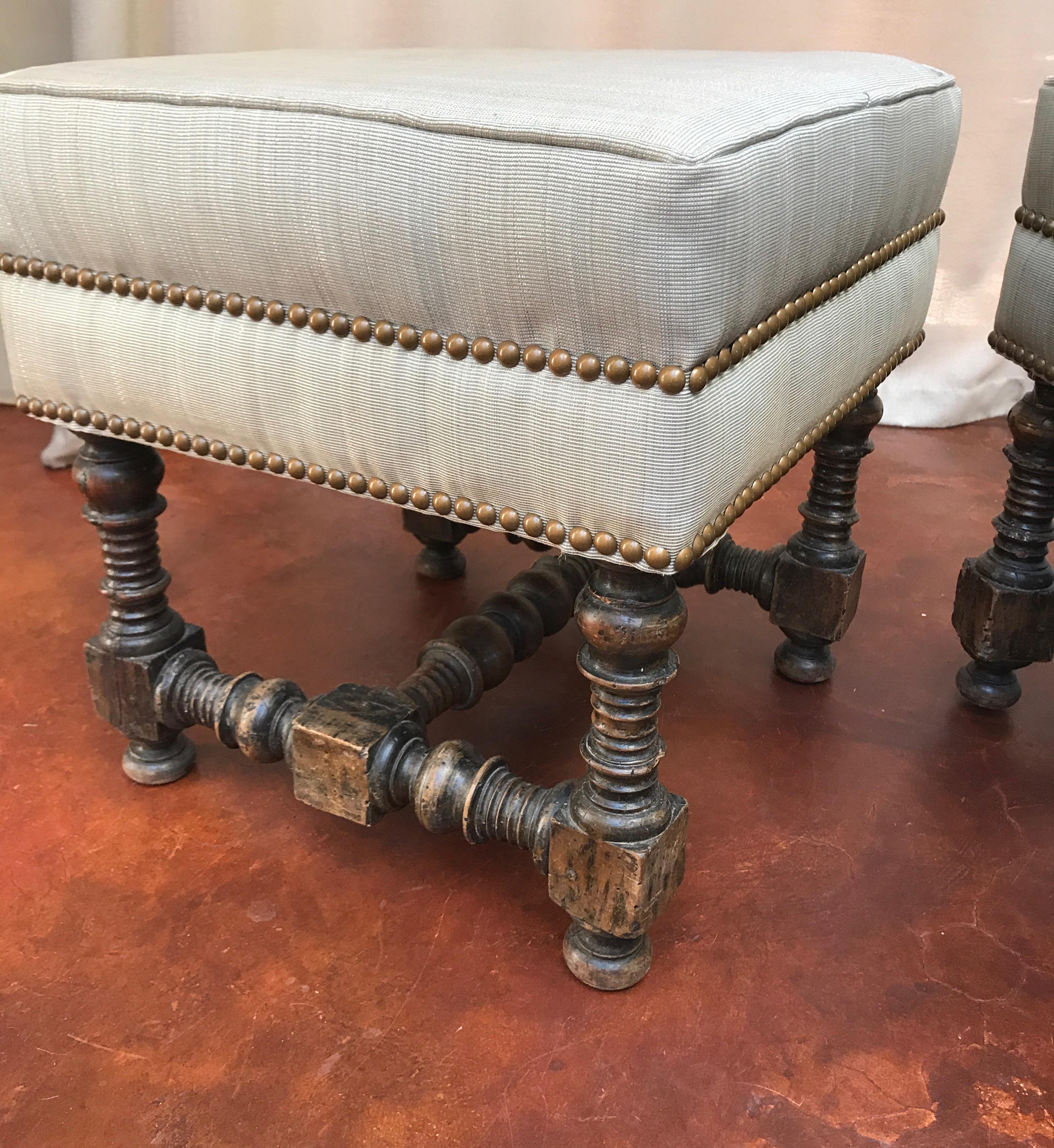 Pair of 18th Century Jacobean Walnut Stools In Distressed Condition For Sale In Nashville, TN