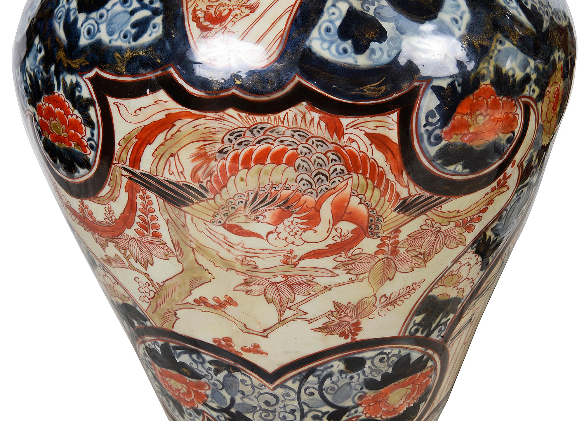 Pair of 18th Century Japanese Imari Lidded Vases In Good Condition For Sale In Brighton, Sussex