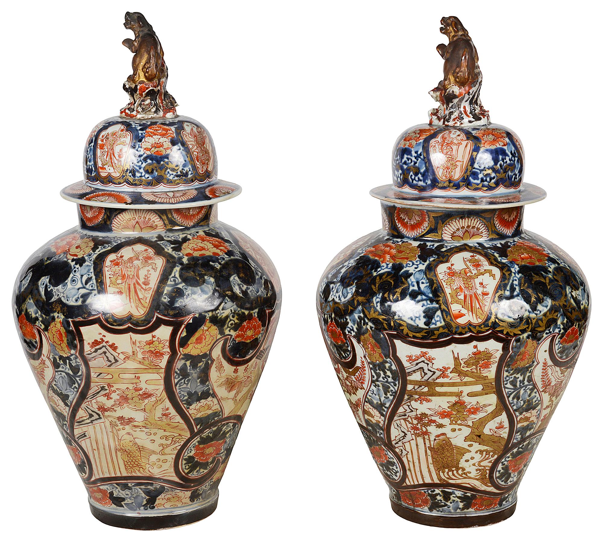 Paar japanische Imari-Vasen mit Deckel aus dem 18. Jahrhundert (Porzellan) im Angebot