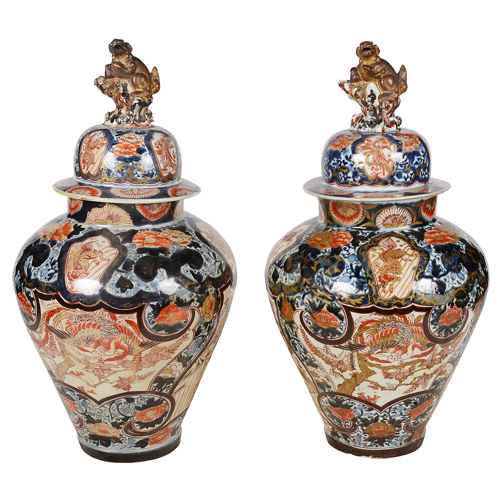 Paire de vases à couvercle Imari japonais du 18ème siècle