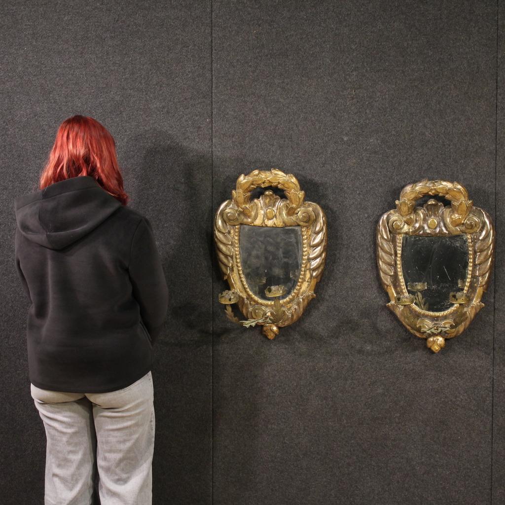 Paire d'appliques italiennes de la fin du XVIIIe siècle. Les luminaires de style Louis XV, sculptés, laqués, dorés et argentés, sont d'une grande beauté et présentent un mobilier attrayant. Les miroirs ne sont pas d'origine, ils ont été remplacés