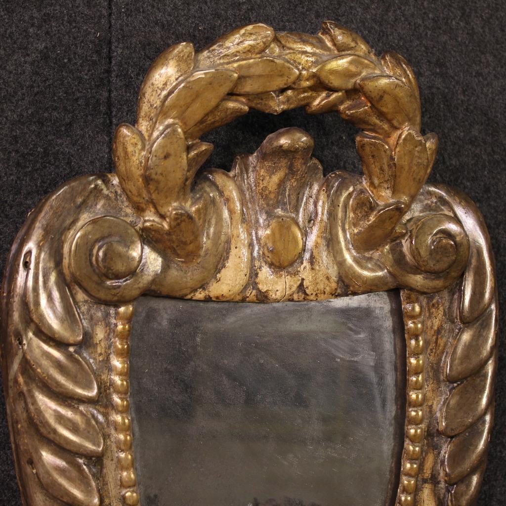 Miroir Paire d'appliques italiennes du XVIIIe siècle en bois laqué et doré de style Louis XV en vente