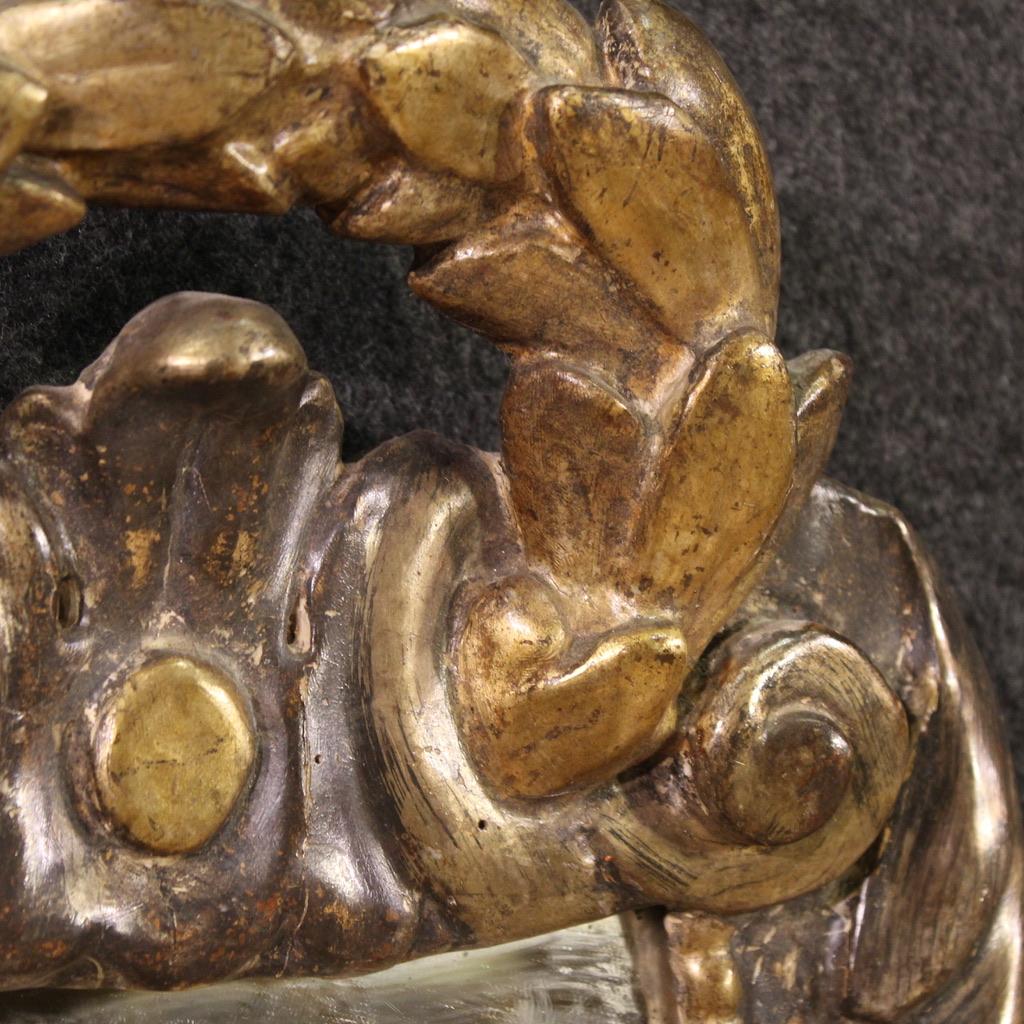 Paire d'appliques italiennes du XVIIIe siècle en bois laqué et doré de style Louis XV en vente 2