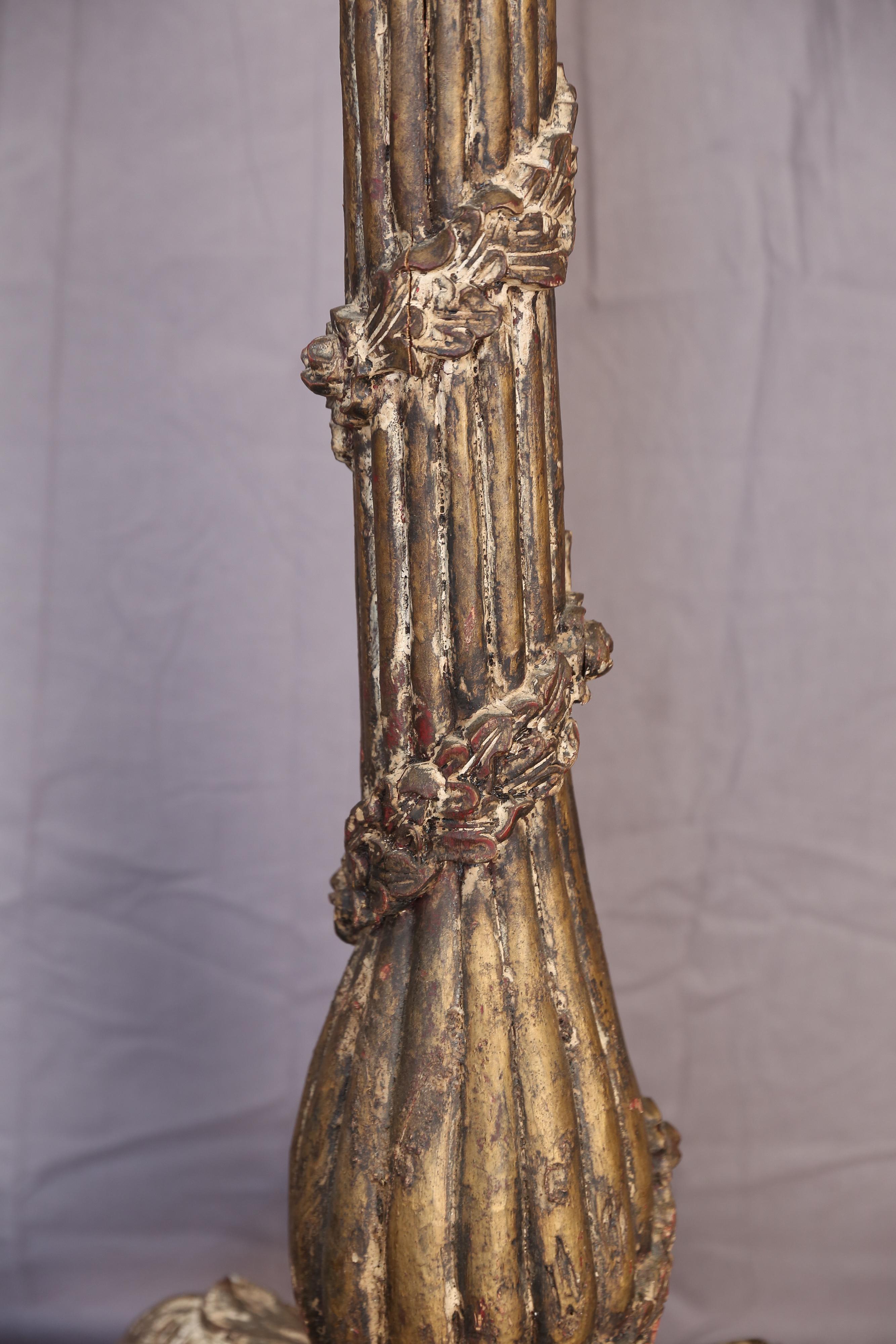 Große geschnitzte Kerzenständer aus dem 18. Jahrhundert, Paar (18. Jahrhundert und früher) im Angebot