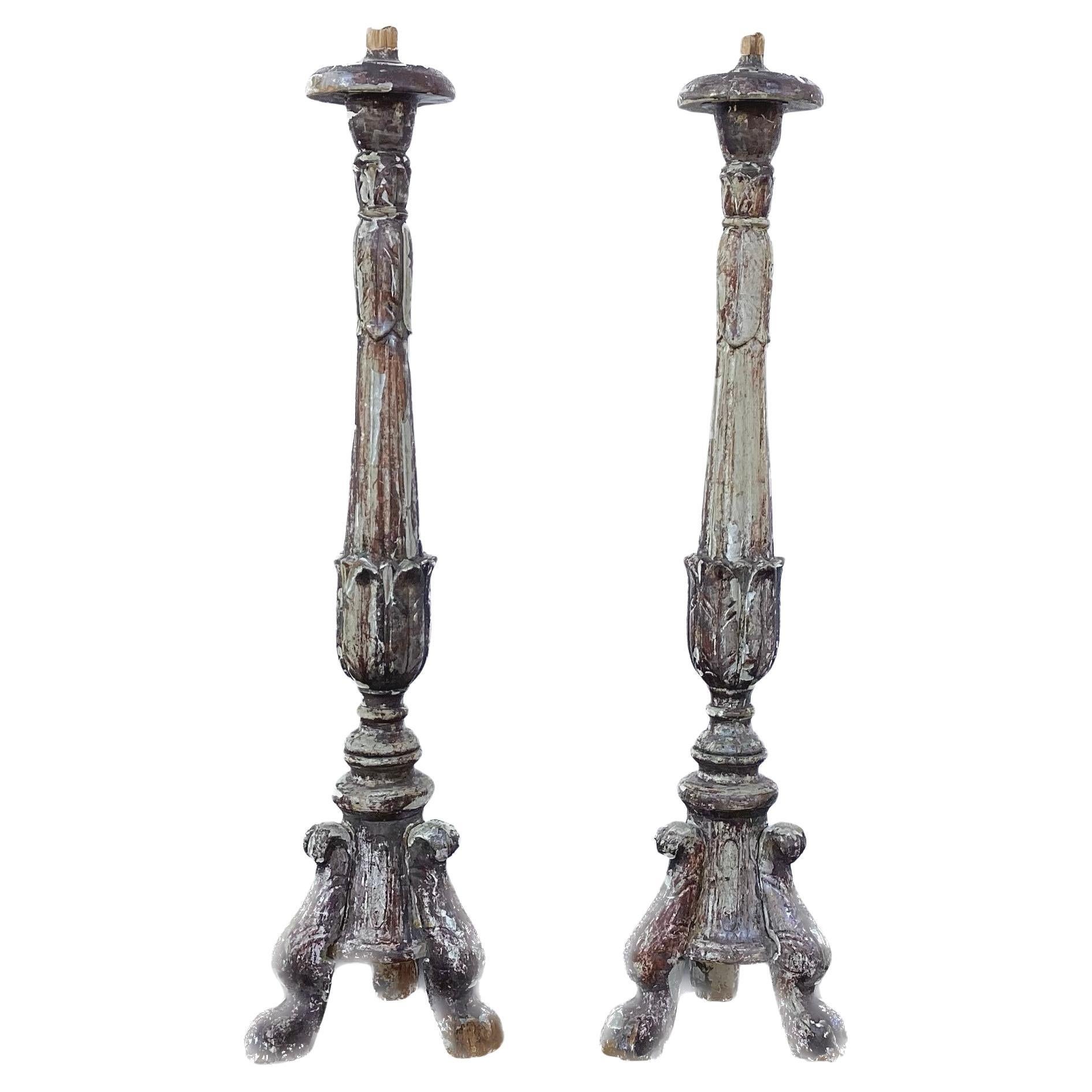 Paire de grands chandeliers italiens sculptés du 18ème siècle
