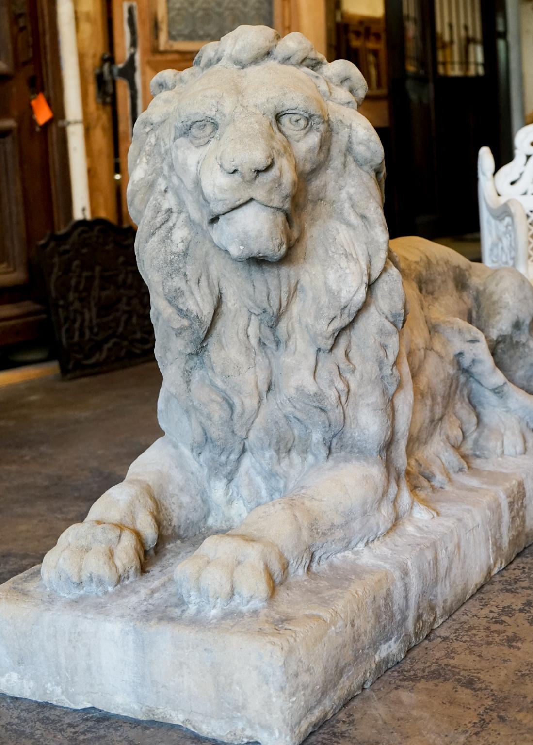 Dieses Paar italienischer Löwen aus dem 18. Jahrhundert zeichnet sich durch eine unglaubliche Detailtreue und Ähnlichkeit mit dem Motiv aus. Die Details sind in diesen Stücken exquisit wiedergegeben, von der Mähne des Löwen bis zu seinen Pfoten.