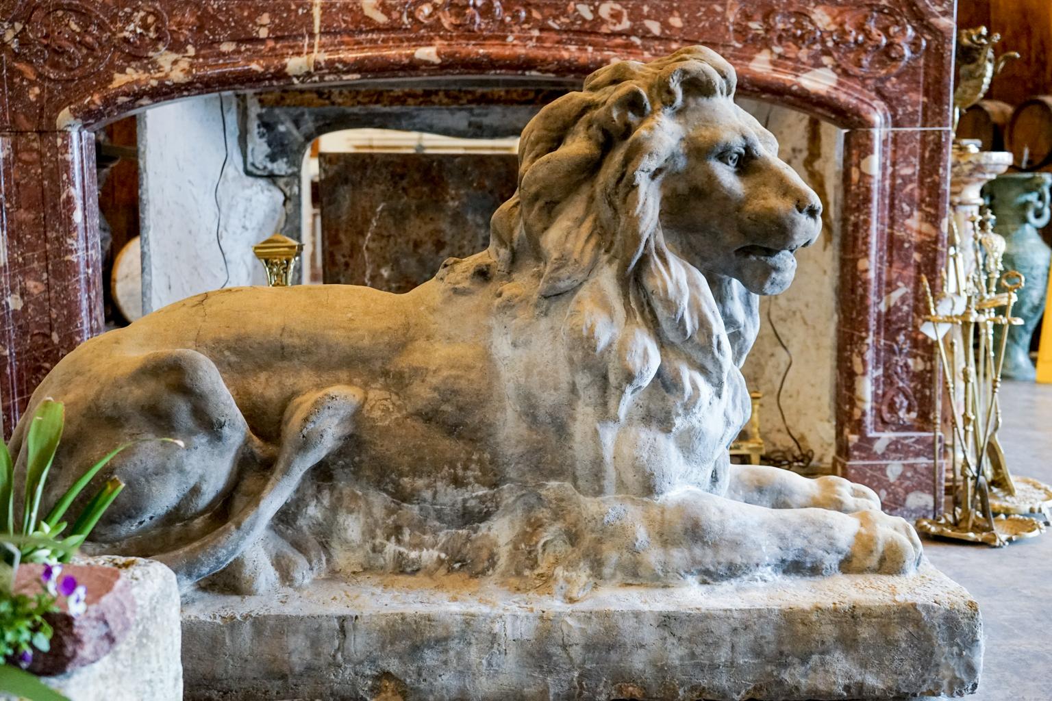 Paar Löwen aus Kalkstein aus dem 18. (Geschnitzt) im Angebot