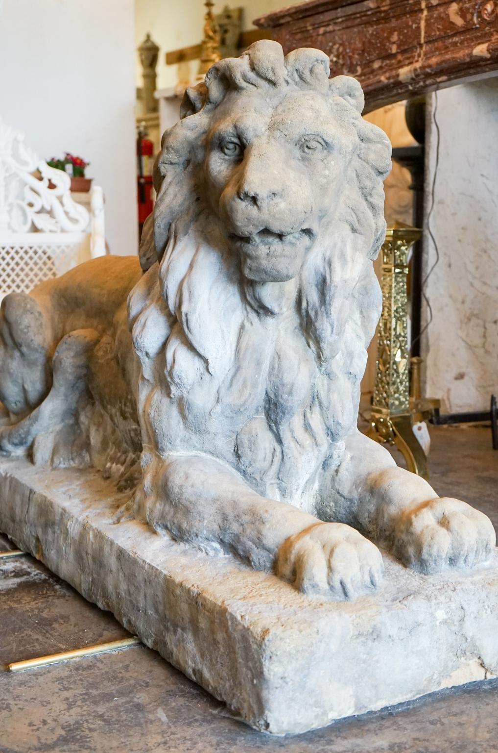 Paar Löwen aus Kalkstein aus dem 18. im Zustand „Hervorragend“ im Angebot in Dallas, TX