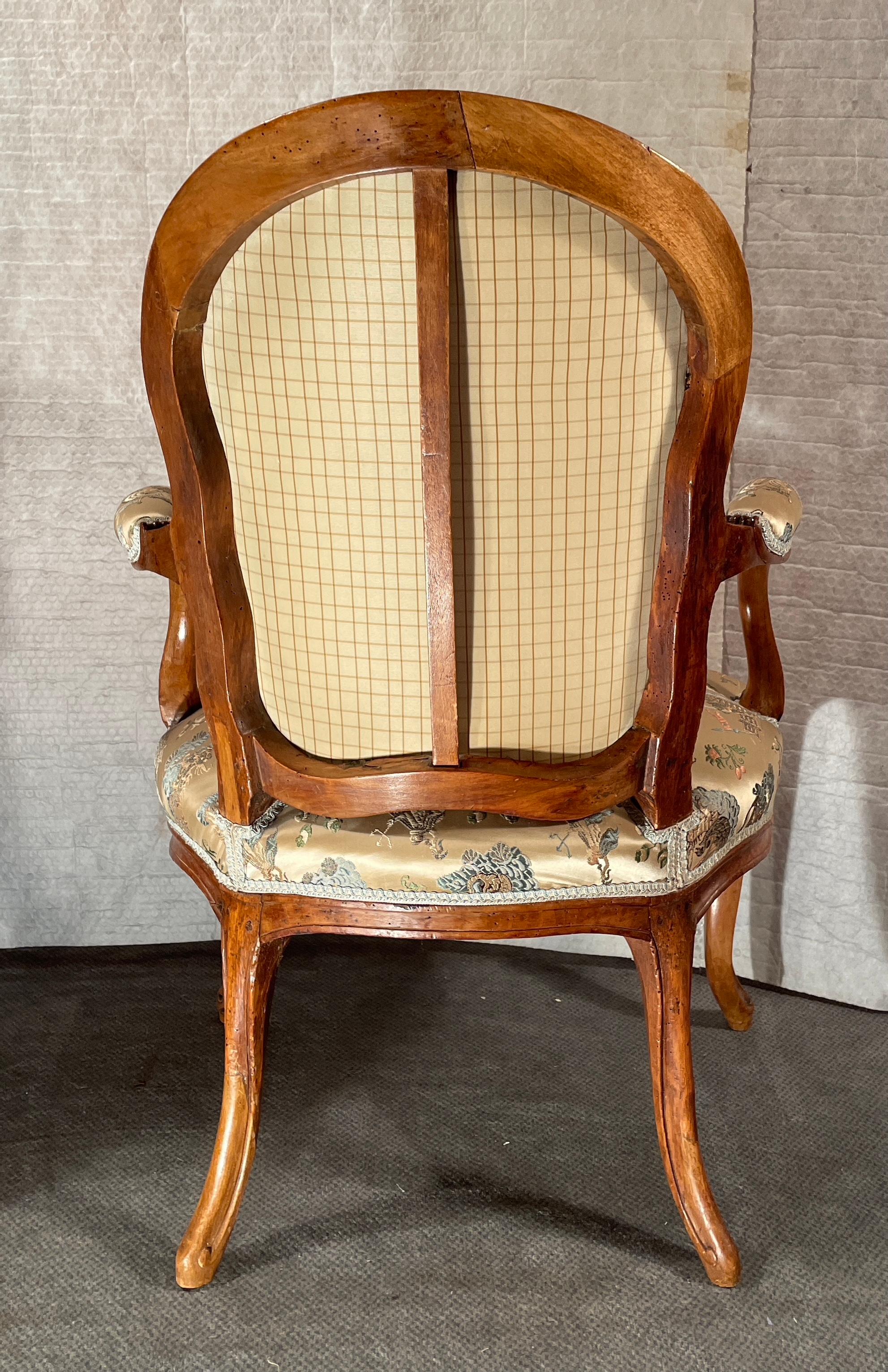 Milieu du XVIIIe siècle Paire de fauteuils Louis XV du XVIIIe siècle, France 1760 en vente