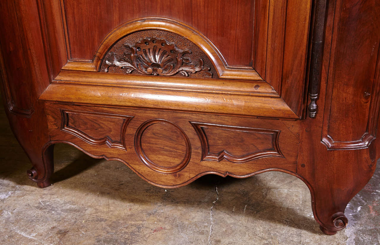 Hand-Carved Pair of 18th Century Louis XV Carved Walnut Corner Cabinets from Lyon For Sale