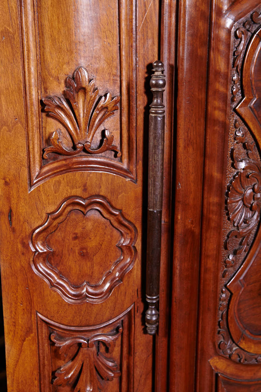 Pair of 18th Century Louis XV Carved Walnut Corner Cabinets from Lyon In Excellent Condition For Sale In Dallas, TX