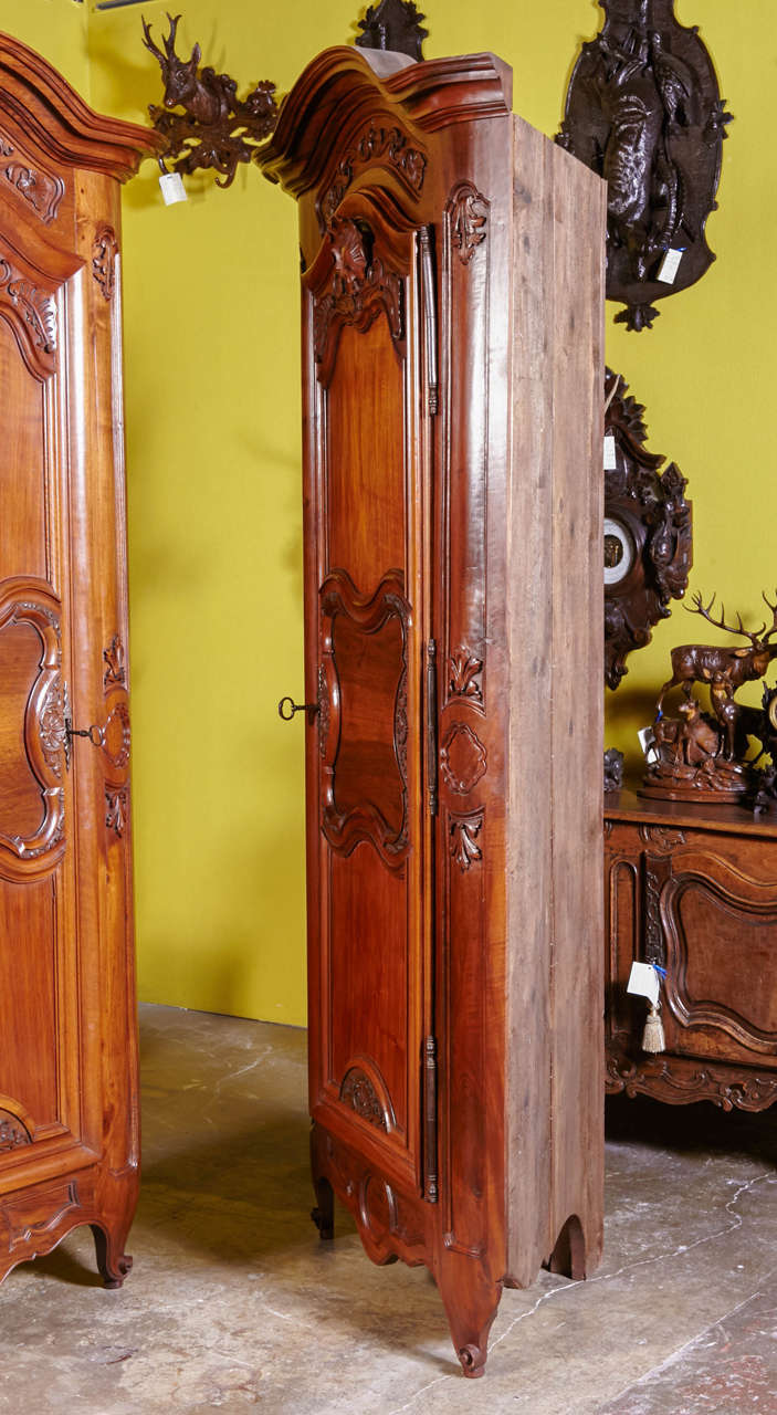 Pair of 18th Century Louis XV Carved Walnut Corner Cabinets from Lyon For Sale 3