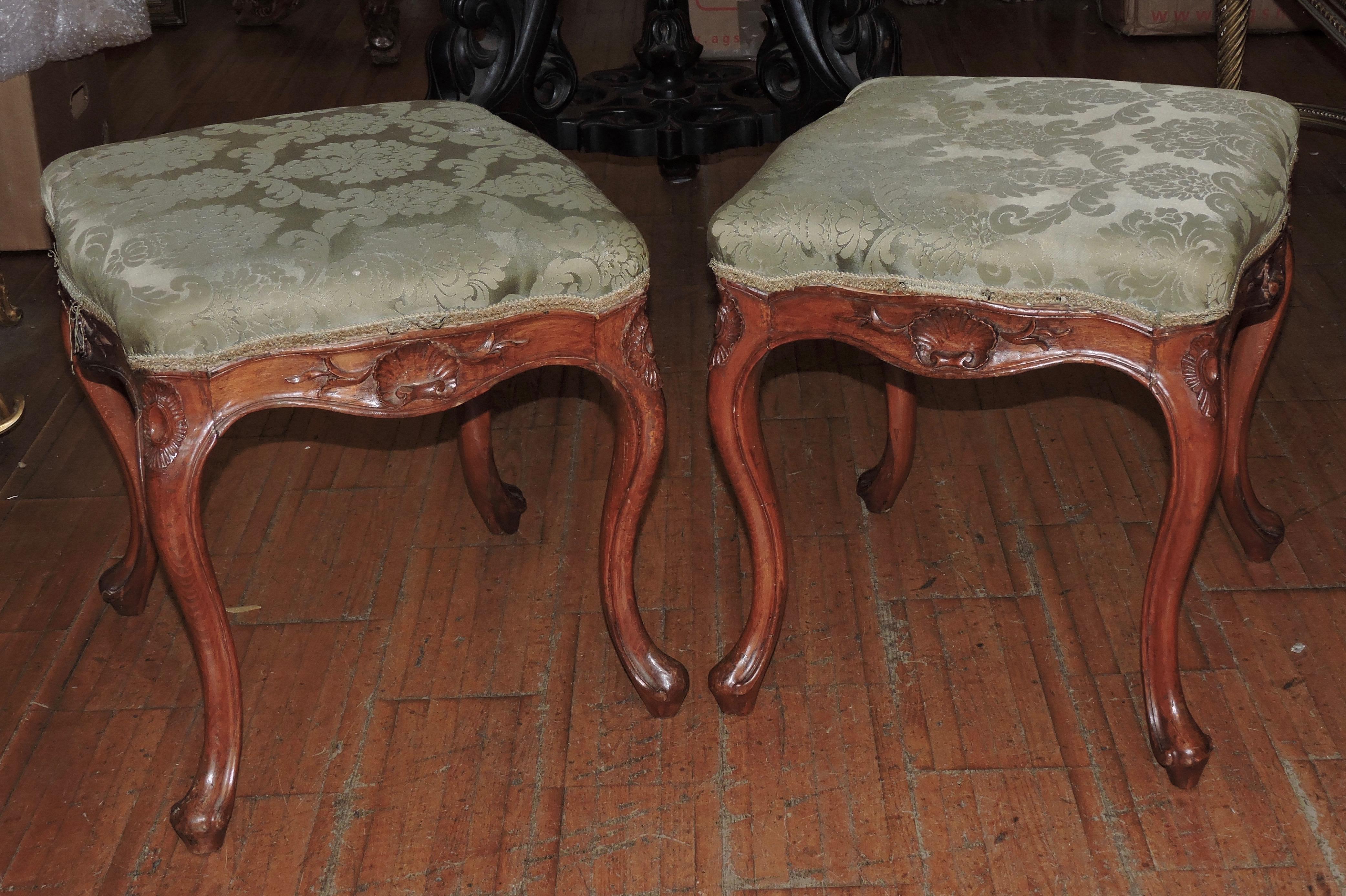 Pair of 18th century Louis XV rectangular stools
Four feet carved with shells, flowers and acanthus leaves,
circa 1750.