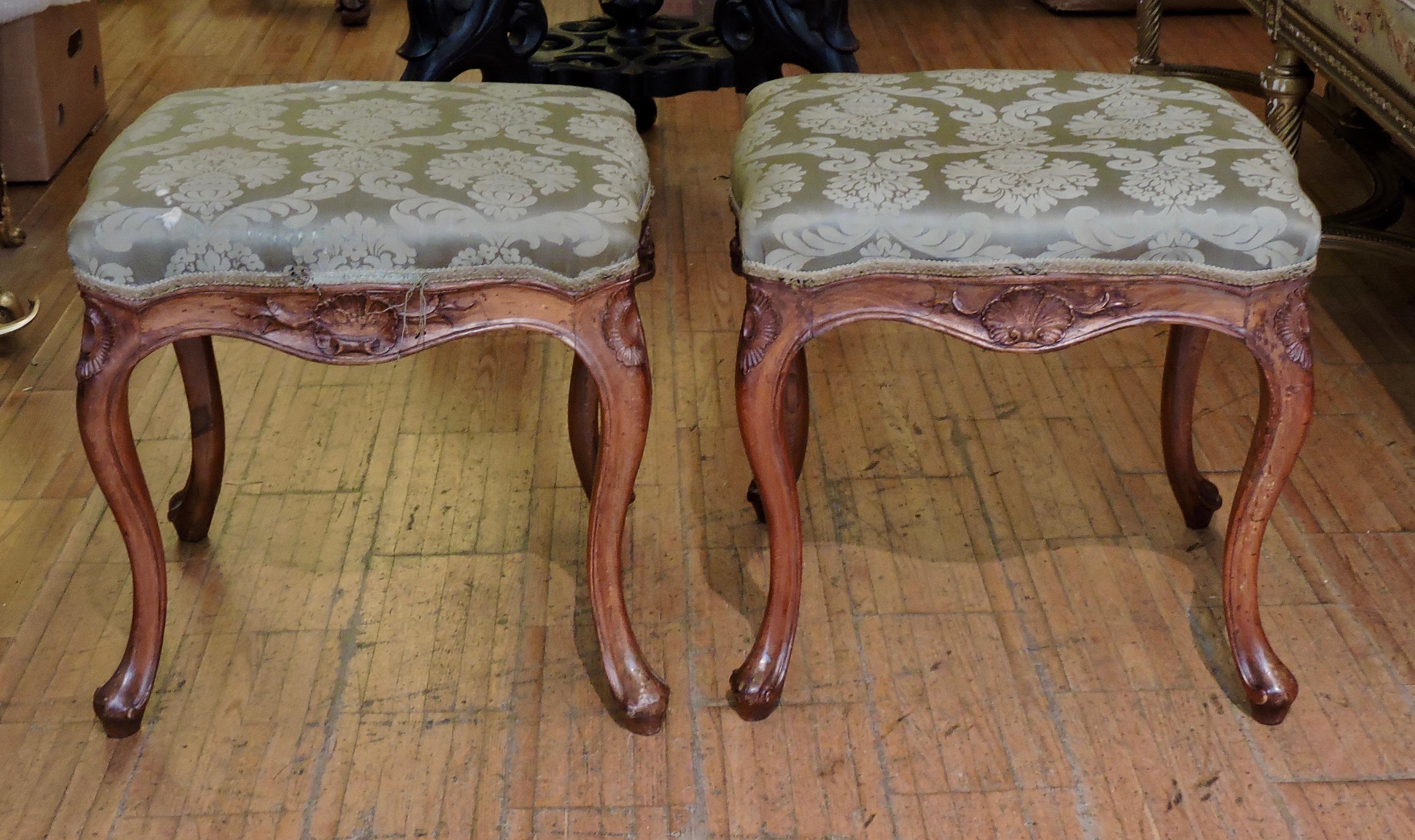 Pair of 18th Century Louis XV Stools im Zustand „Gut“ in Saint-Ouen, FR