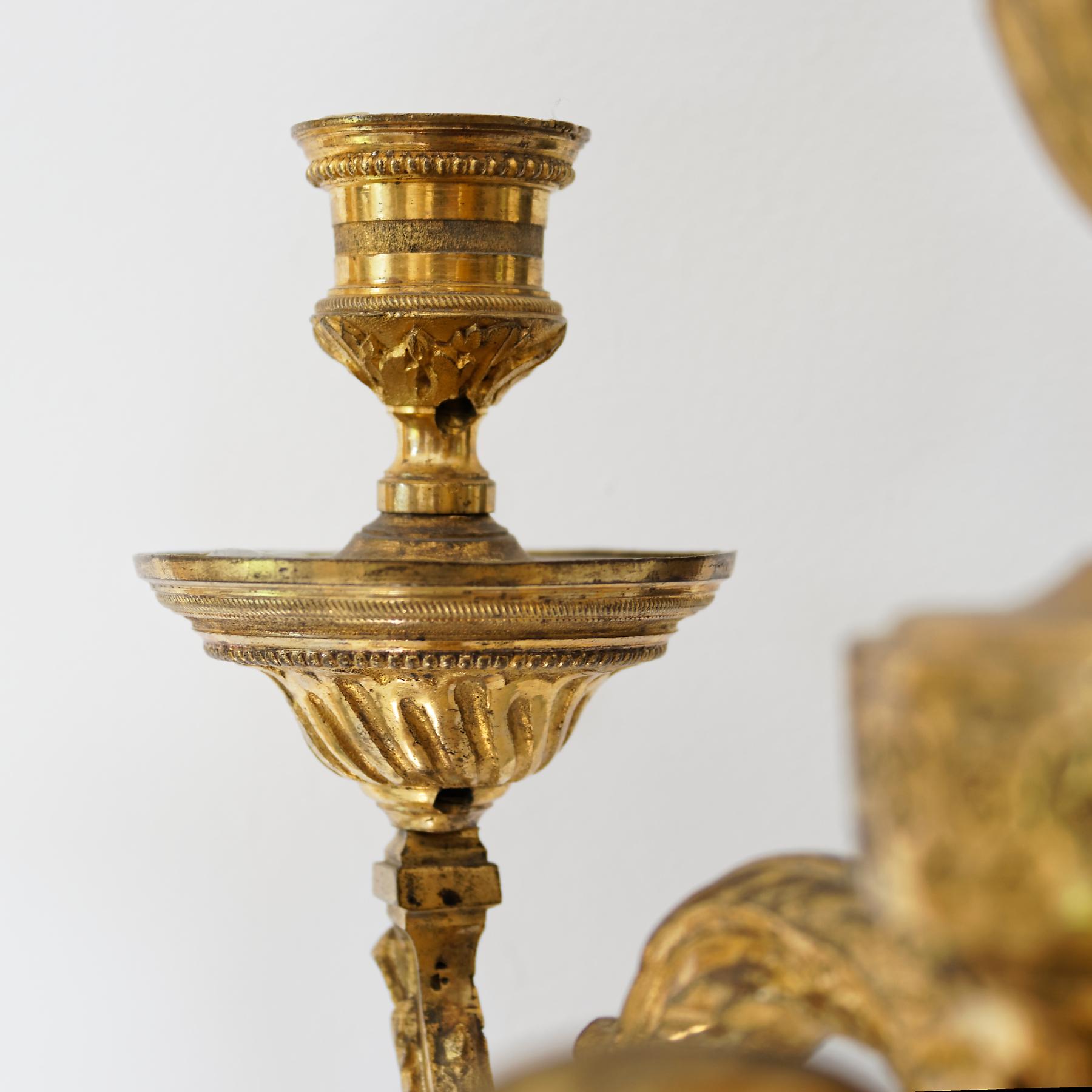 Français Paire d'appliques murales Louis XVI à deux branches en bronze doré du 18ème siècle en vente