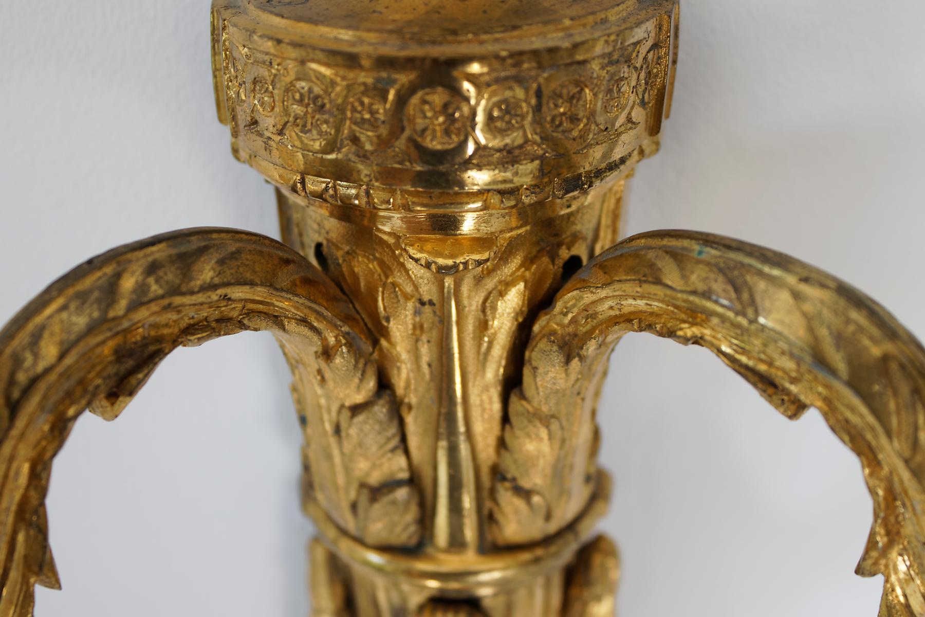 Doré Paire d'appliques murales Louis XVI à deux branches en bronze doré du 18ème siècle en vente
