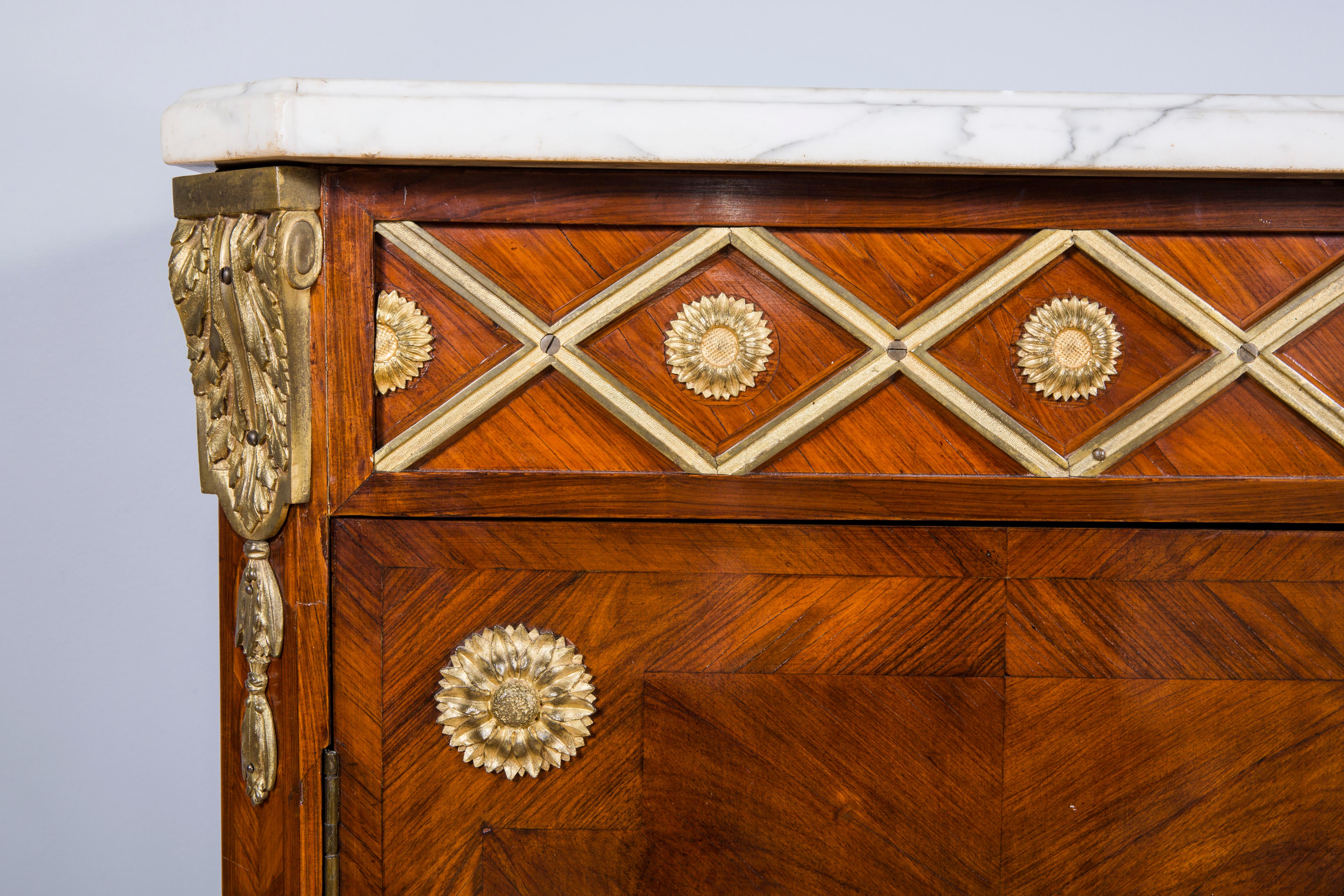 Coppia di armadietti Luigi XVI in parquet kingwood con ormolatura
piano in marmo bianco, sopra una coppia di ante di un armadio. Francese, circa 18° secolo
Misure: H. 44