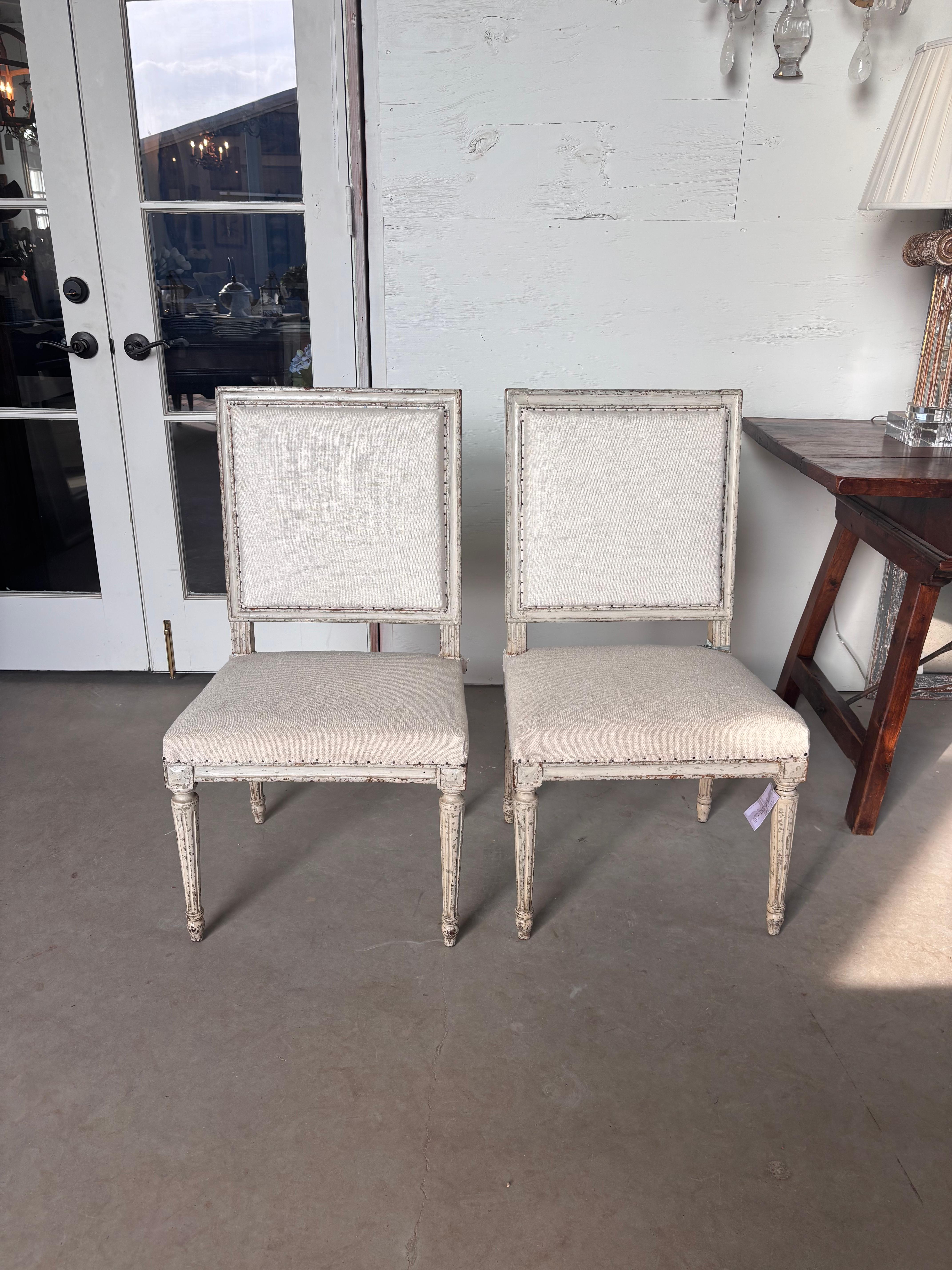 Paire de chaises Louis XVI peintes du 18ème siècle en vente 4