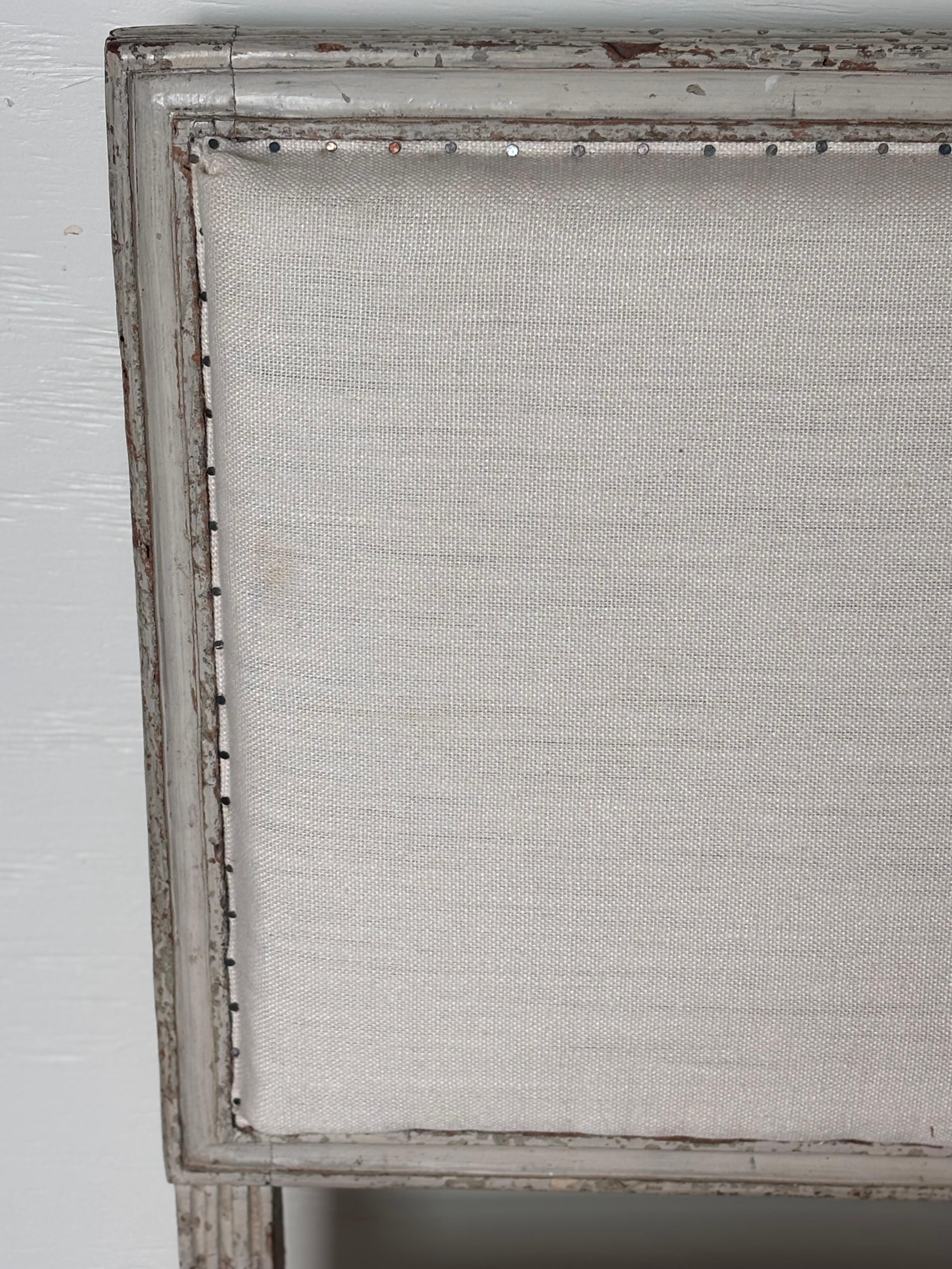 Français Paire de chaises Louis XVI peintes du 18ème siècle en vente