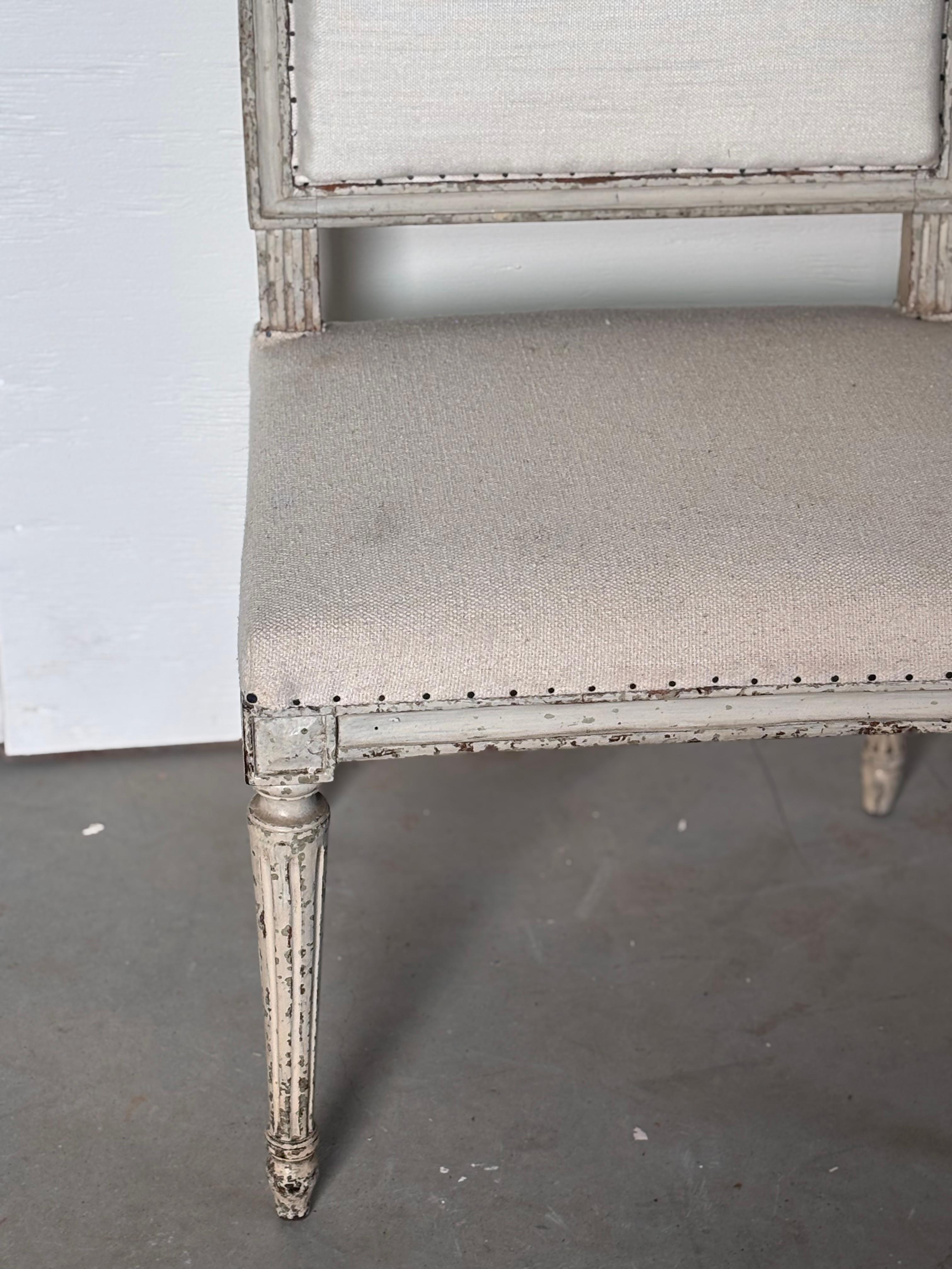 Paire de chaises Louis XVI peintes du 18ème siècle Bon état - En vente à Atlanta, GA