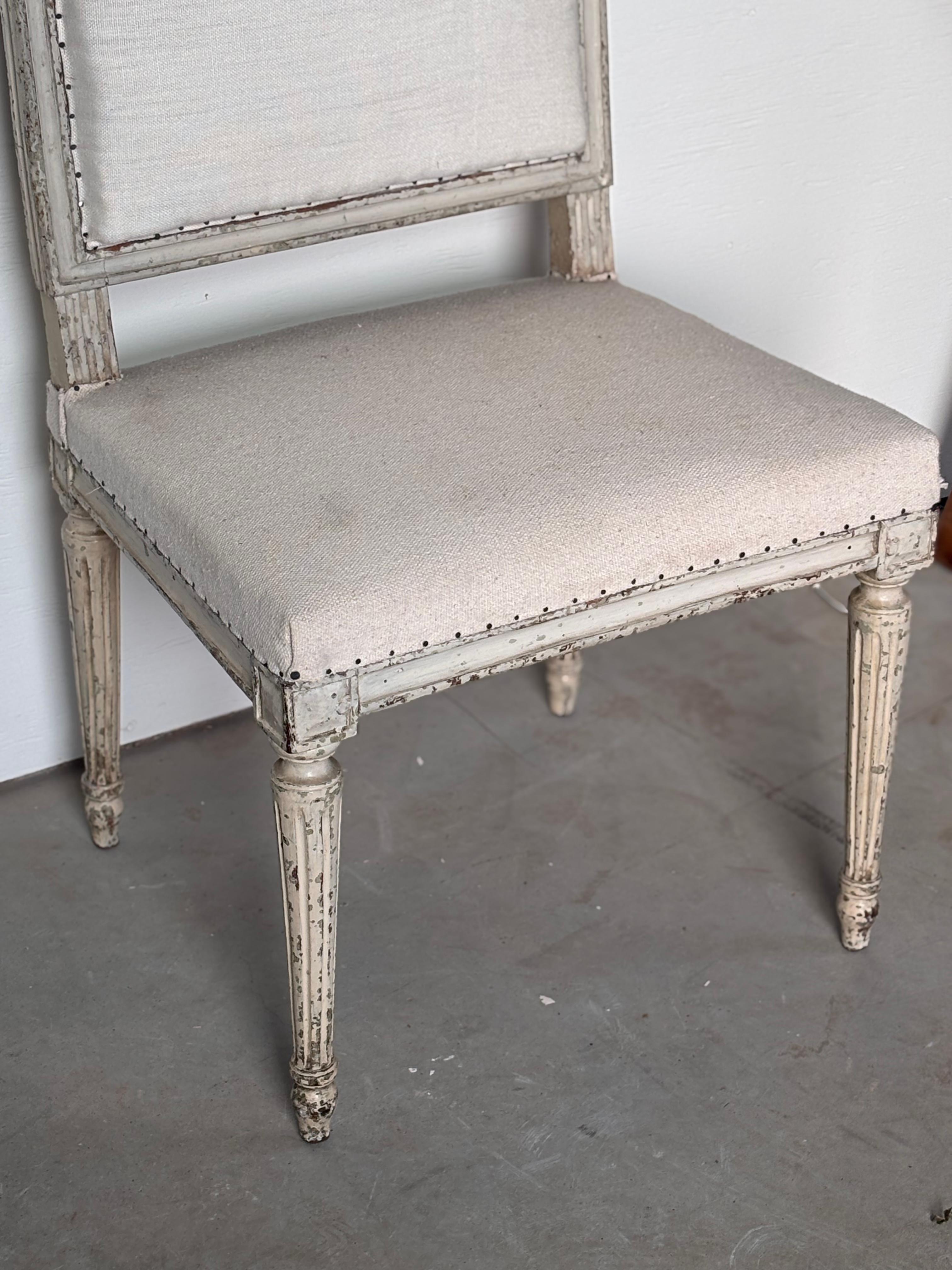 XVIIIe siècle et antérieur Paire de chaises Louis XVI peintes du 18ème siècle en vente