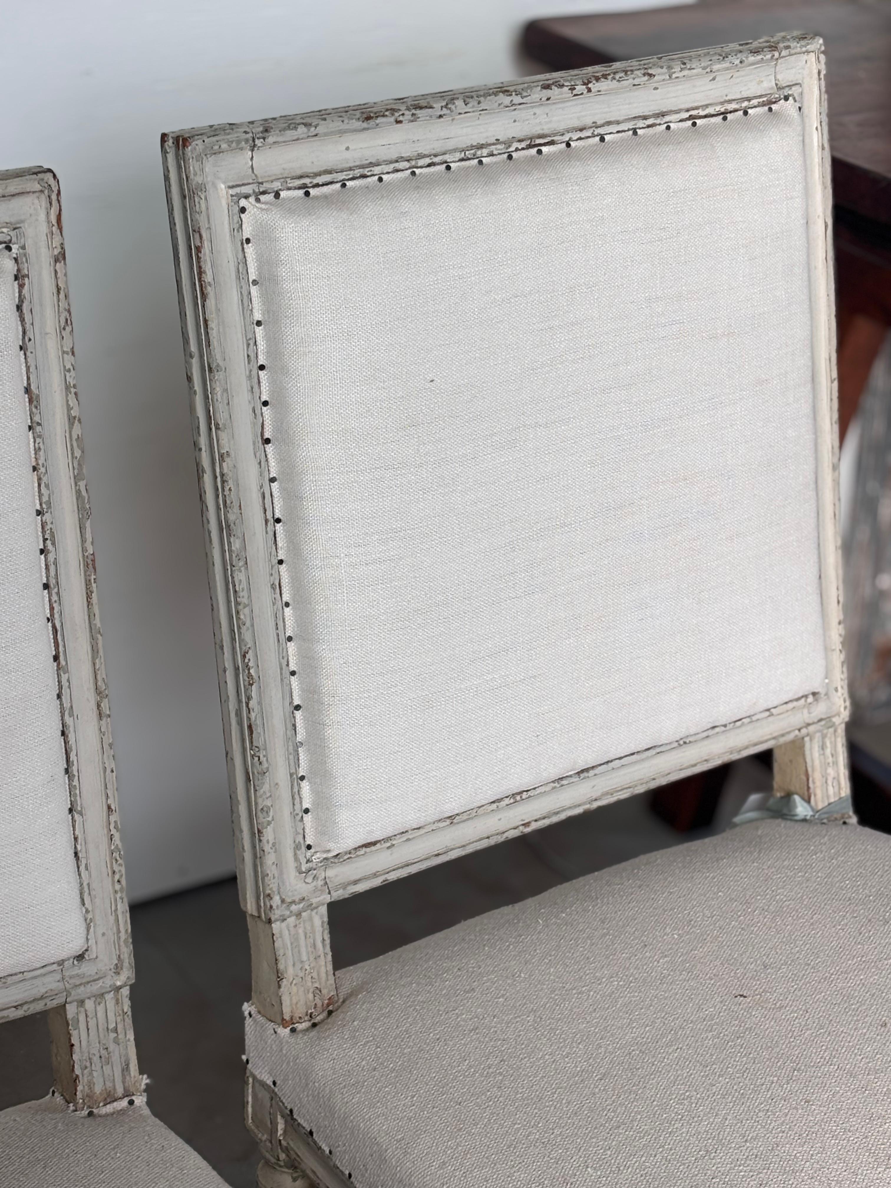 Paire de chaises Louis XVI peintes du 18ème siècle en vente 2