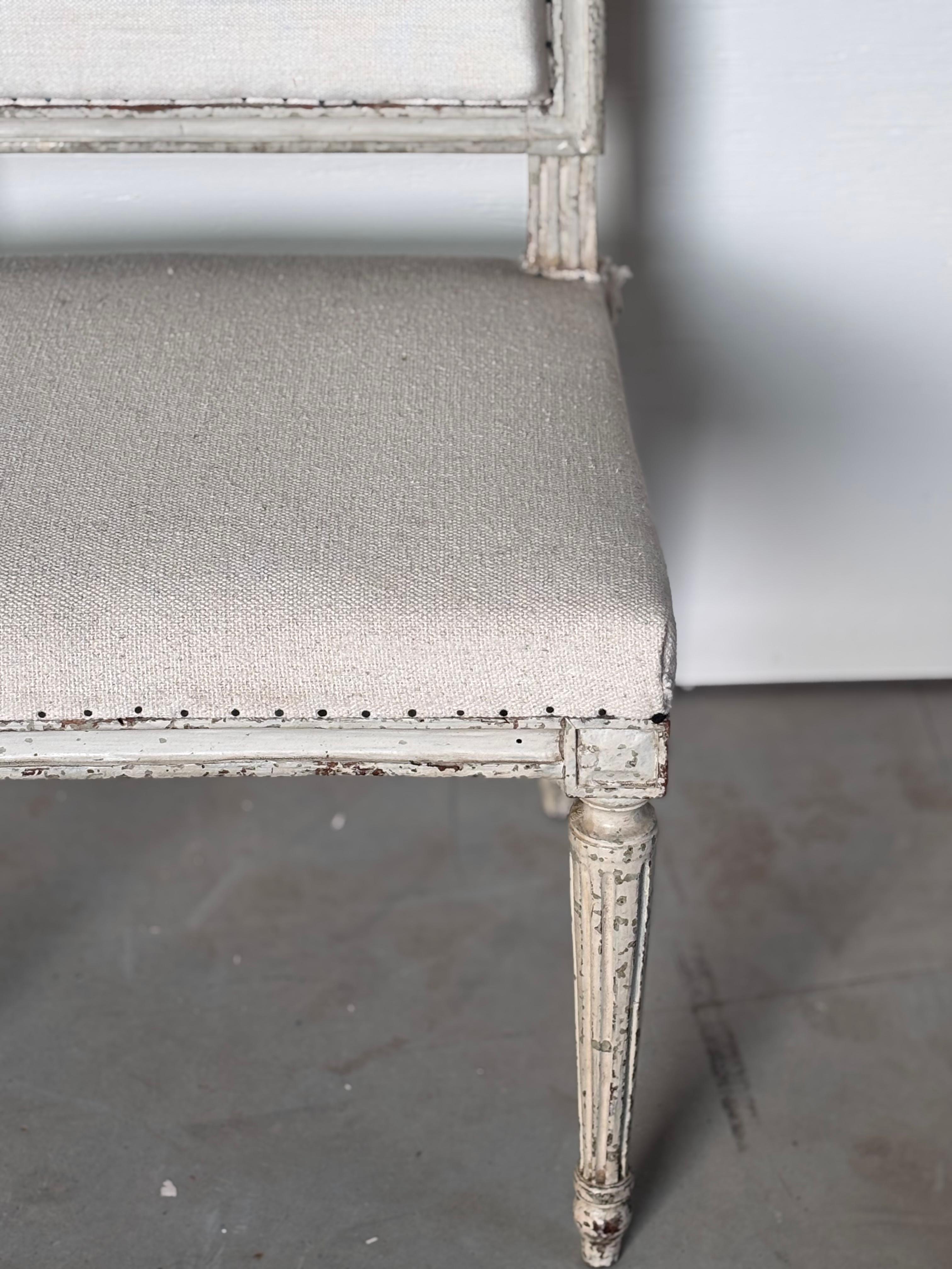 Paire de chaises Louis XVI peintes du 18ème siècle en vente 3