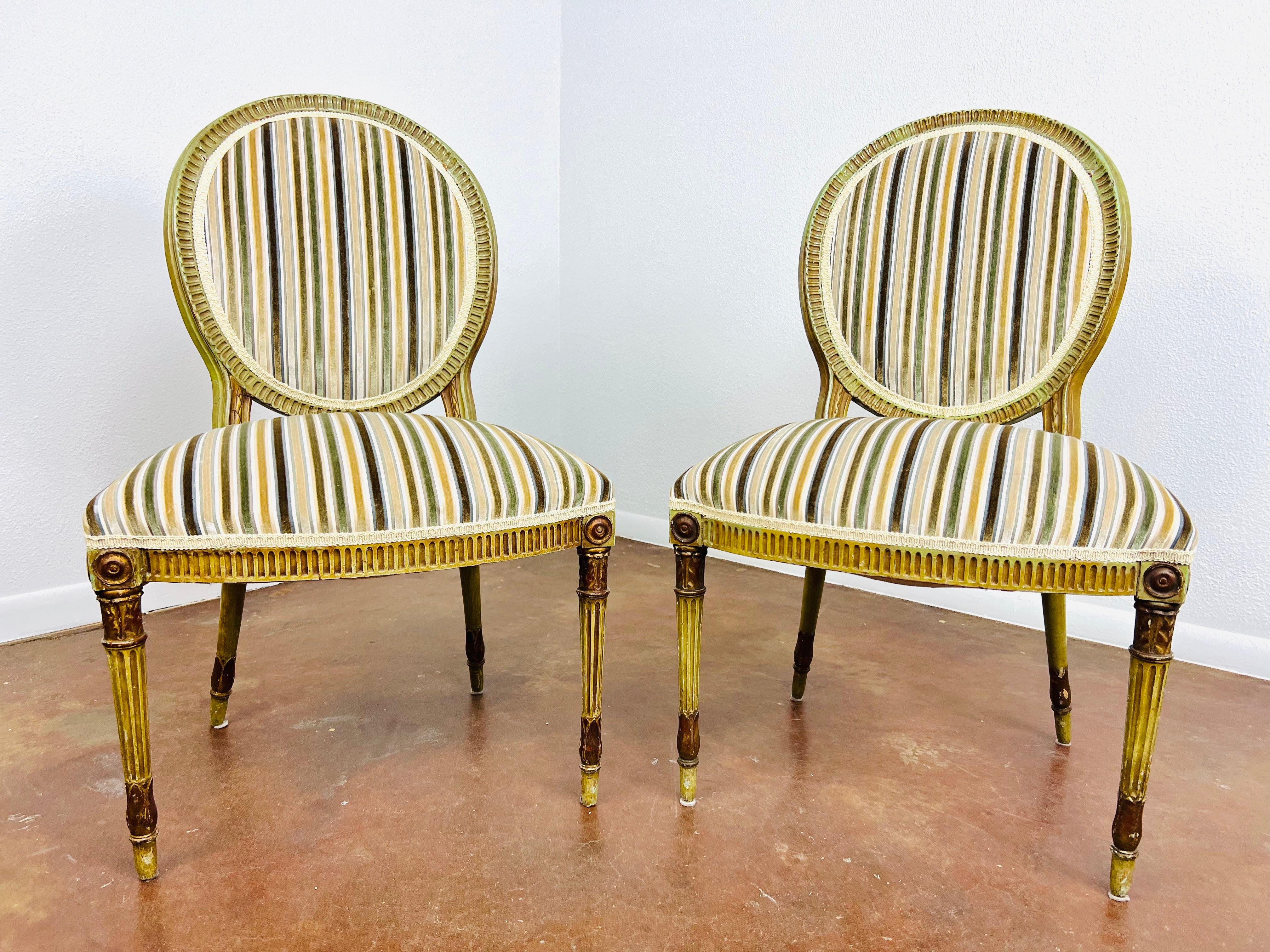 Notable pareja de sillas laterales Luis XVI del siglo XVIII, hacia 1780 Francia. Marcos de madera maciza tallados a mano con acabado original pintado. Patas ahusadas y estriadas. Debido a su antigüedad y a su delicado estado, se recomiendan para uso
