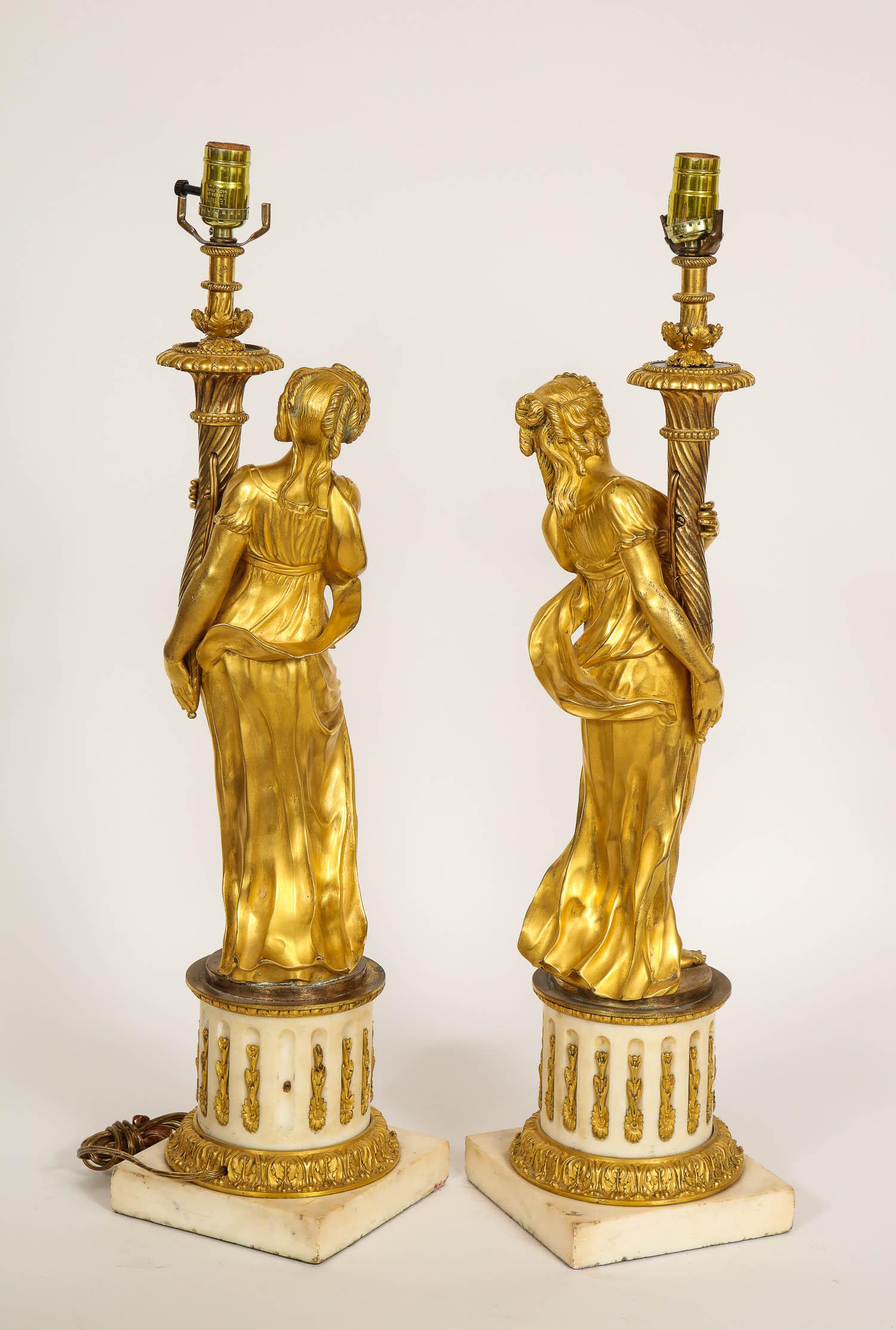 Paar vergoldete Bronzefiguren von Jungfrauen als Lampen aus der Louis-XVI-Periode des 18. Jahrhunderts im Angebot 4