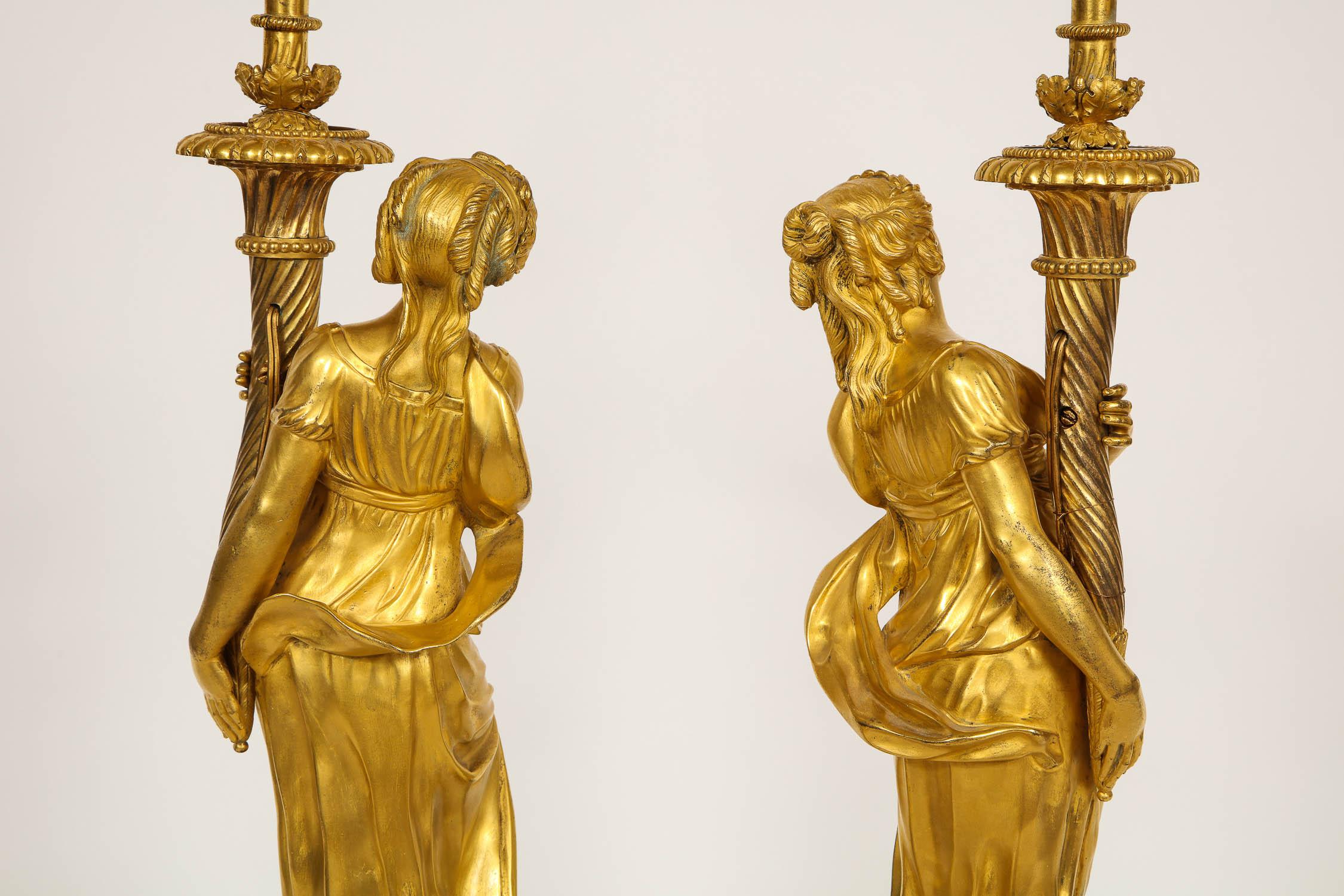 Paar vergoldete Bronzefiguren von Jungfrauen als Lampen aus der Louis-XVI-Periode des 18. Jahrhunderts im Angebot 5