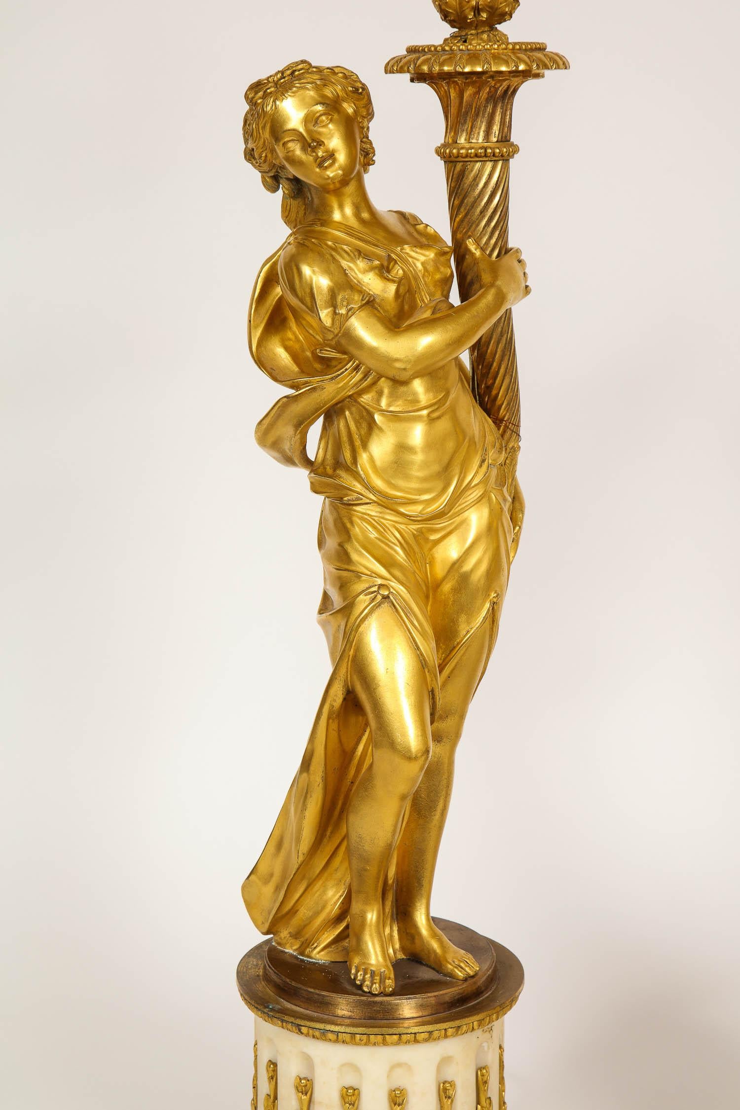 Paar vergoldete Bronzefiguren von Jungfrauen als Lampen aus der Louis-XVI-Periode des 18. Jahrhunderts (Louis XVI.) im Angebot