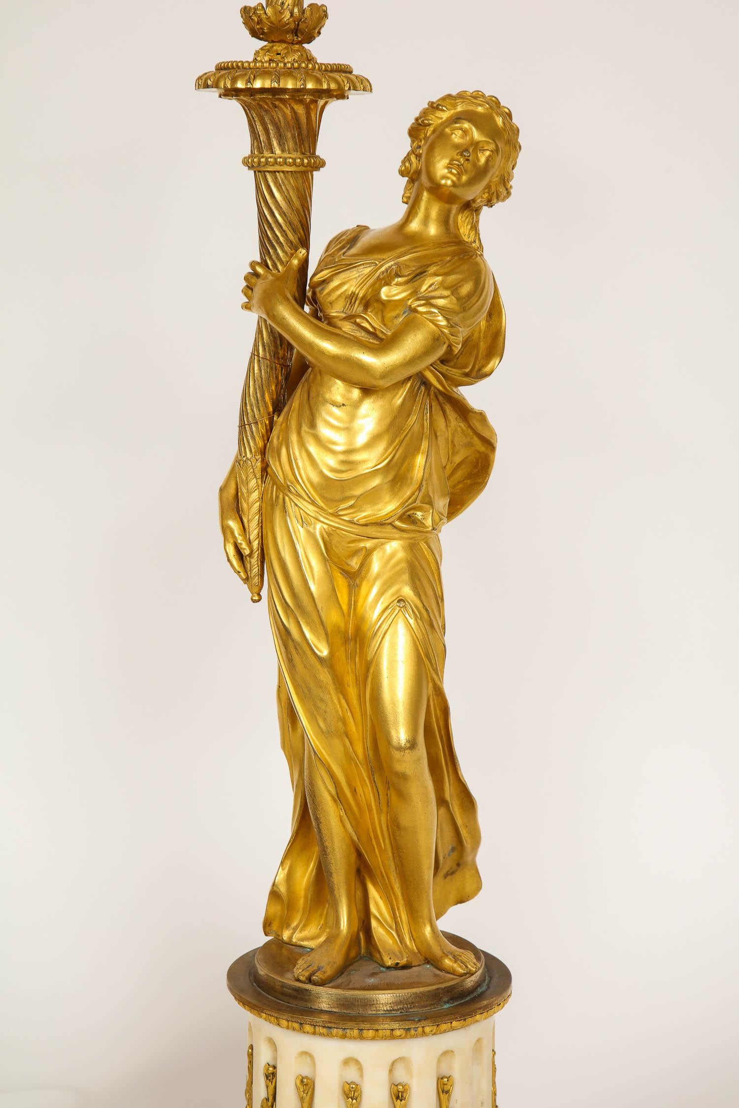 Paar vergoldete Bronzefiguren von Jungfrauen als Lampen aus der Louis-XVI-Periode des 18. Jahrhunderts (Französisch) im Angebot
