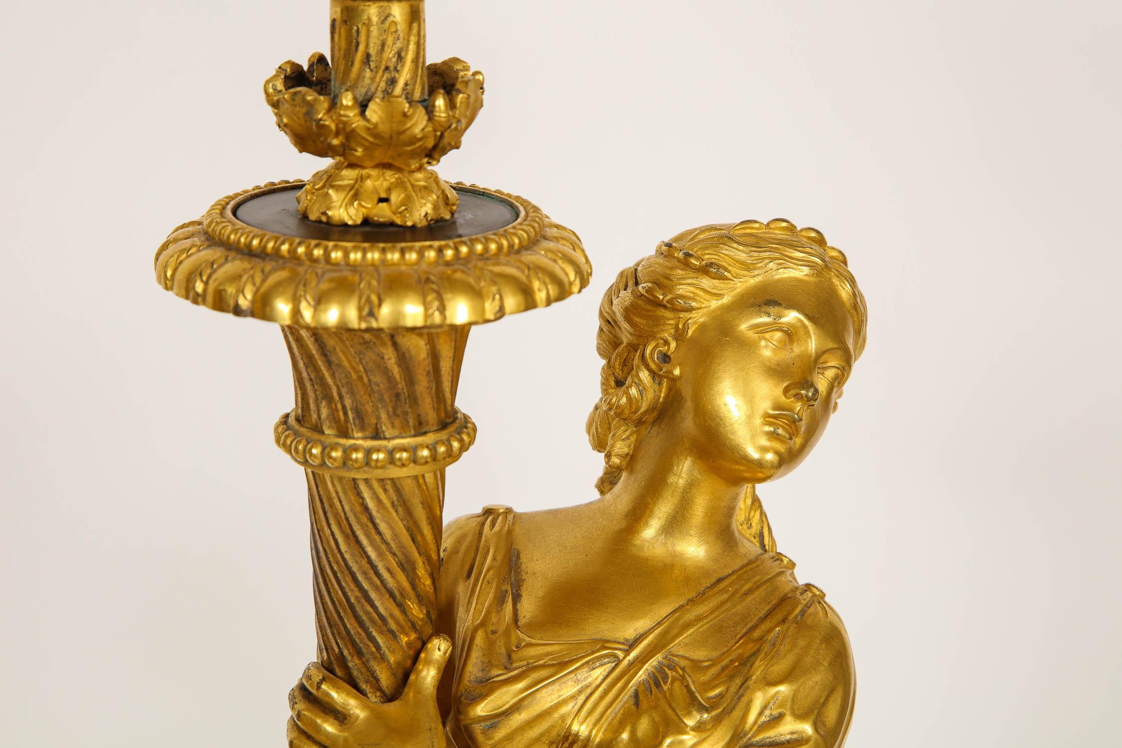 Paar vergoldete Bronzefiguren von Jungfrauen als Lampen aus der Louis-XVI-Periode des 18. Jahrhunderts im Zustand „Hervorragend“ im Angebot in New York, NY