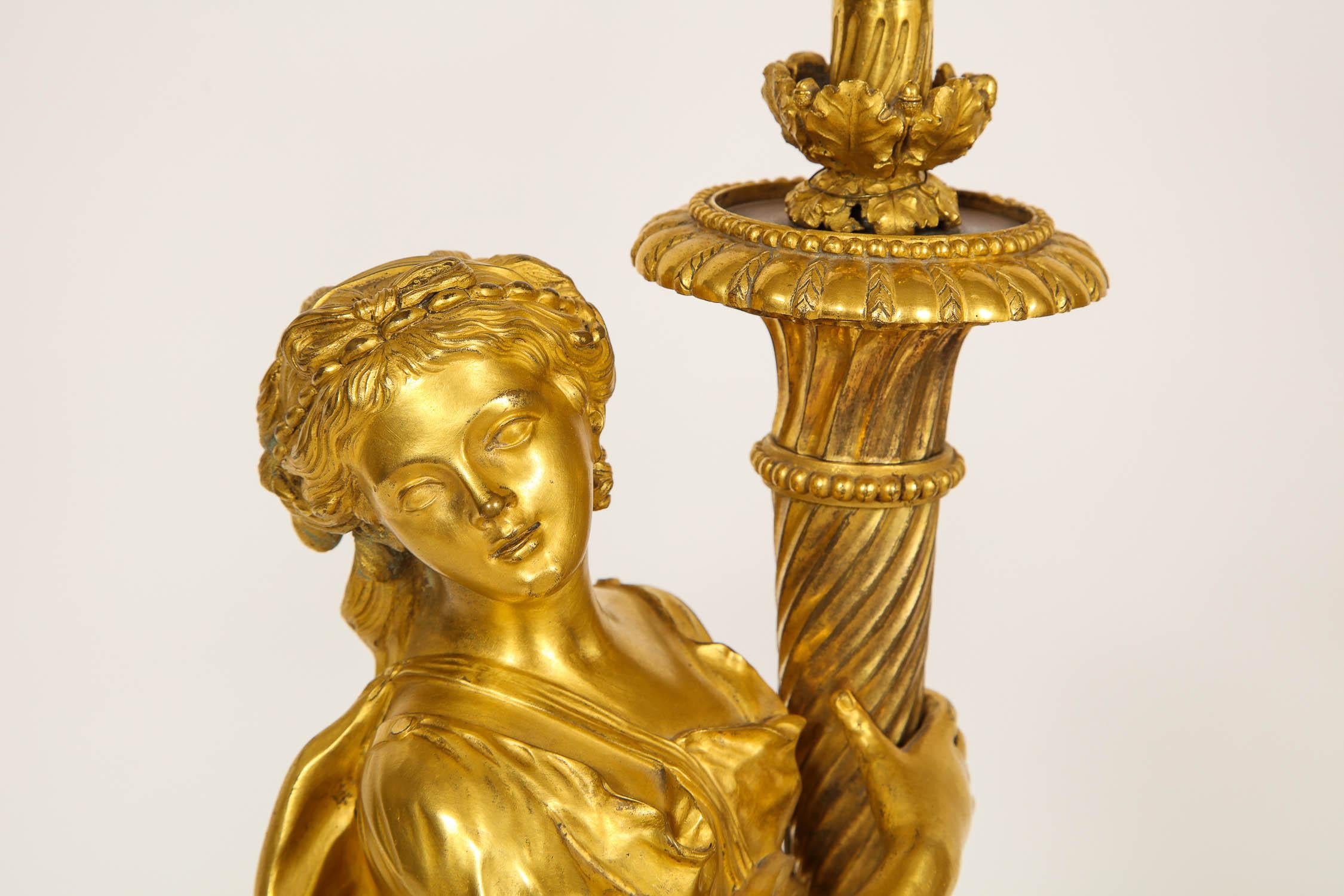 Paar vergoldete Bronzefiguren von Jungfrauen als Lampen aus der Louis-XVI-Periode des 18. Jahrhunderts (Spätes 18. Jahrhundert) im Angebot