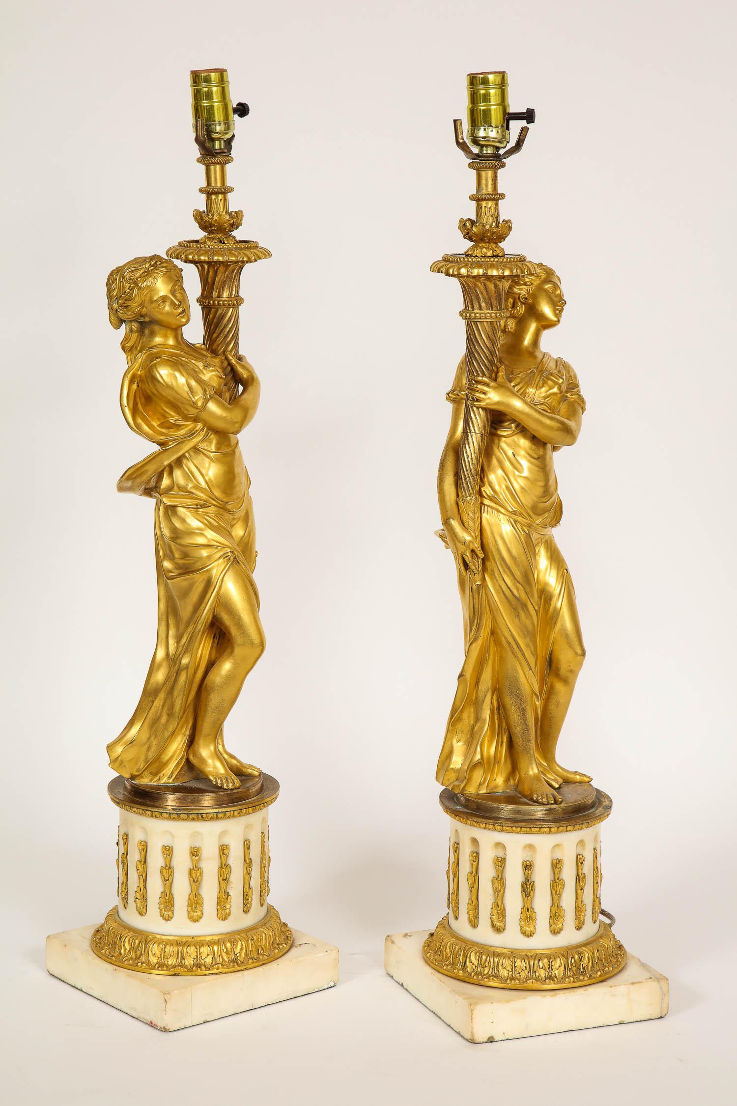 Paar vergoldete Bronzefiguren von Jungfrauen als Lampen aus der Louis-XVI-Periode des 18. Jahrhunderts im Angebot 2