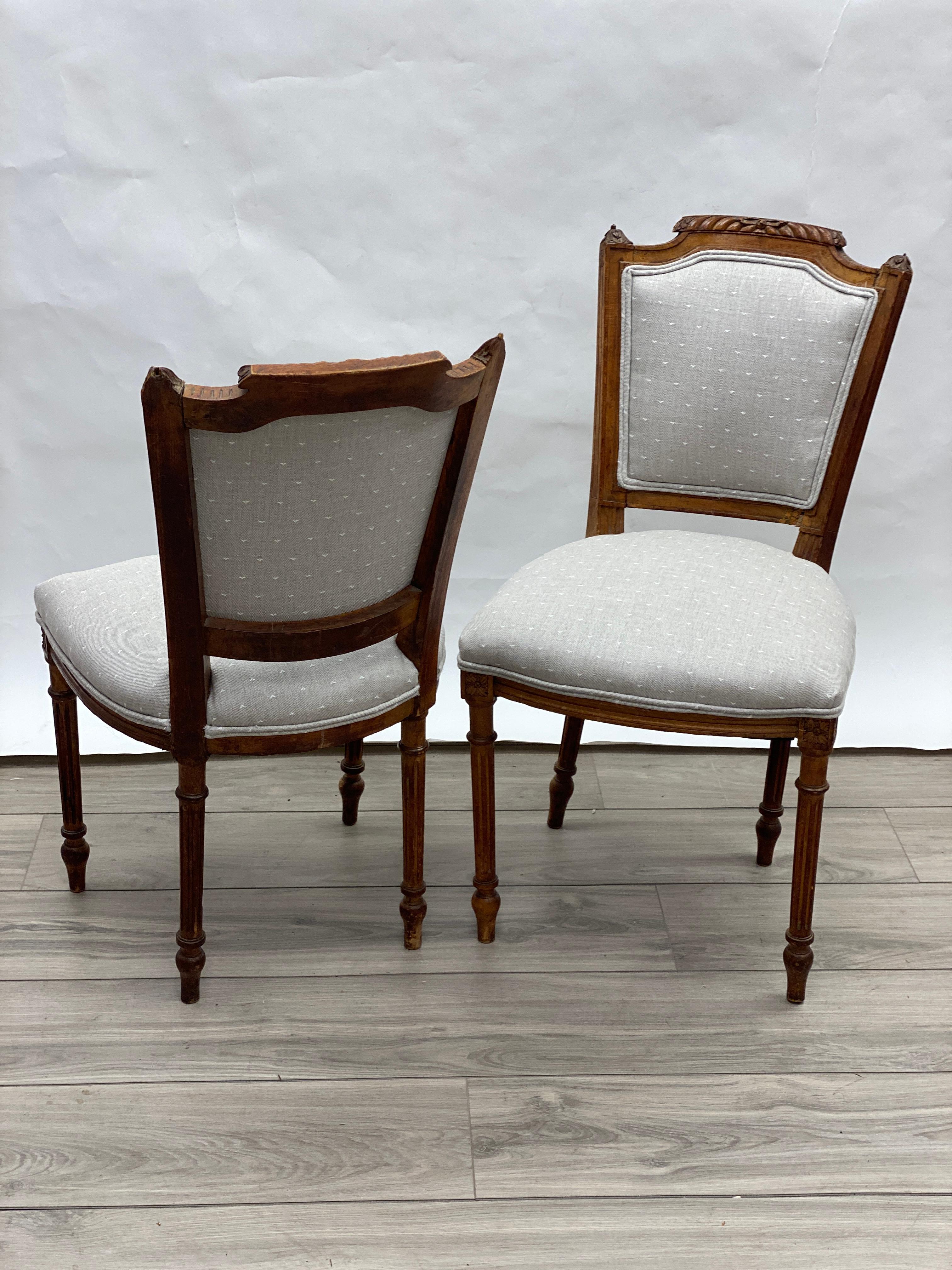 Paire de chaises d'appoint Louis XVI du 18ème siècle en noyer en vente 5