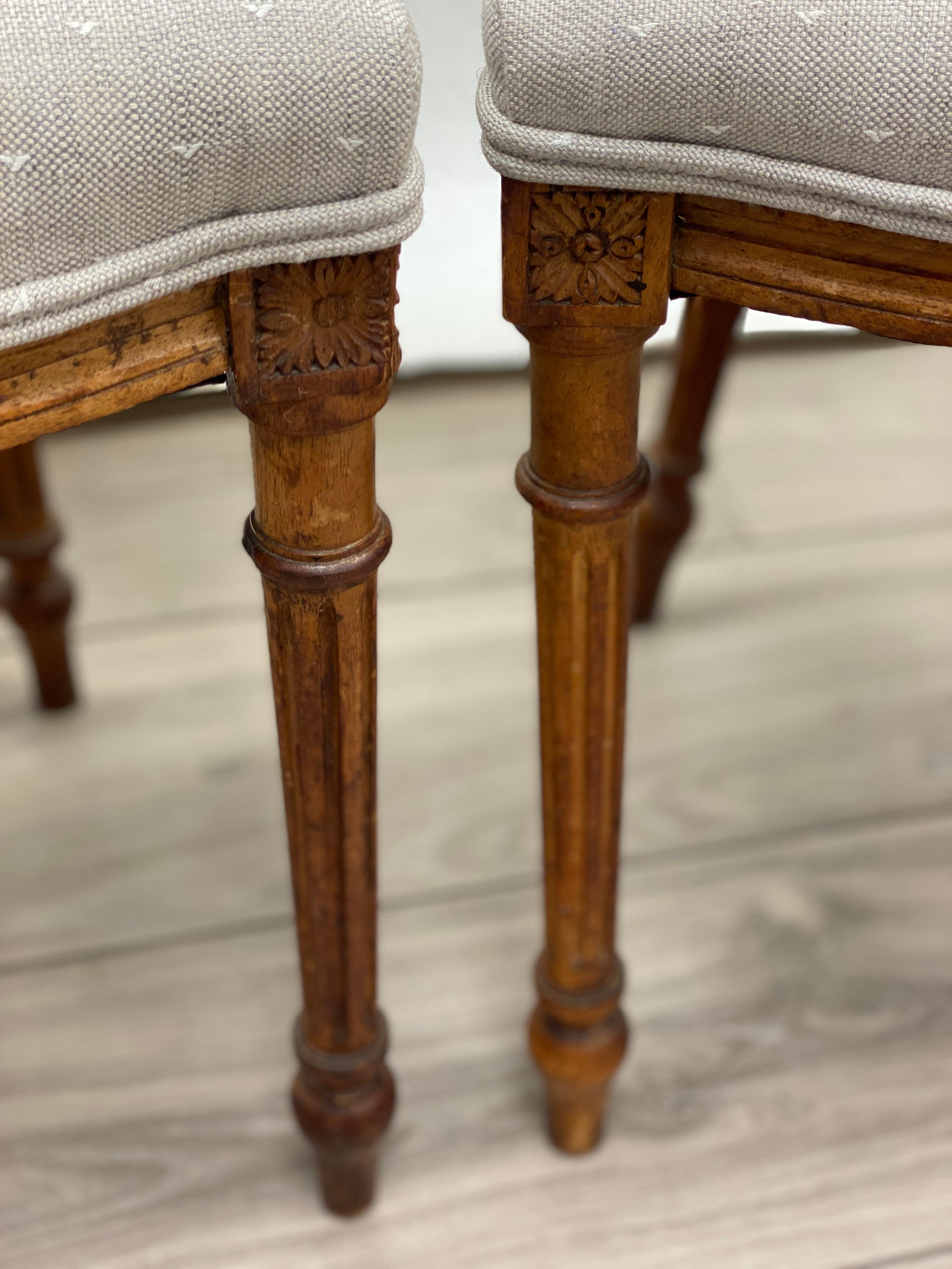 Paire de chaises d'appoint Louis XVI du 18ème siècle en noyer en vente 6