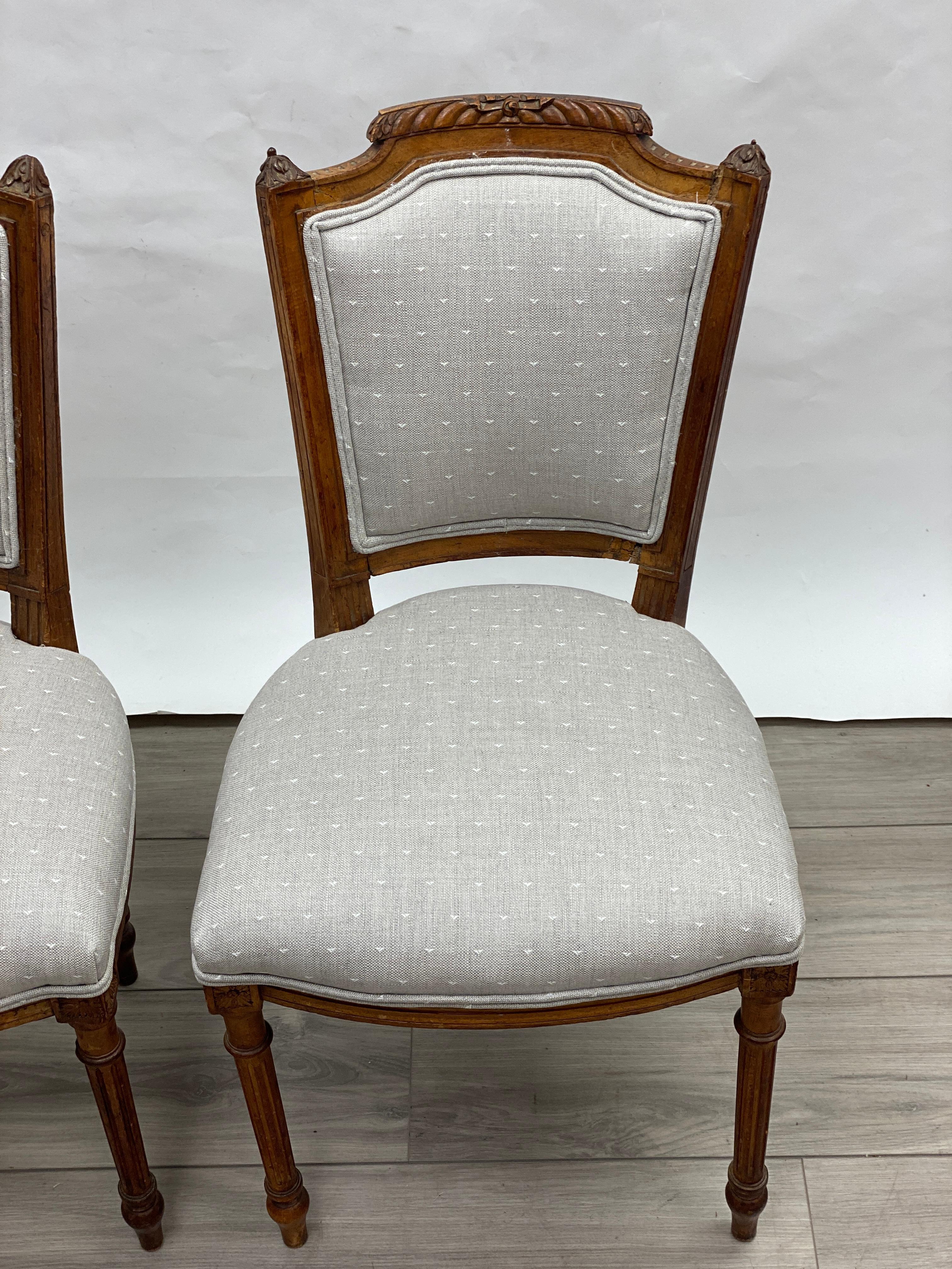 Sculpté à la main Paire de chaises d'appoint Louis XVI du 18ème siècle en noyer en vente