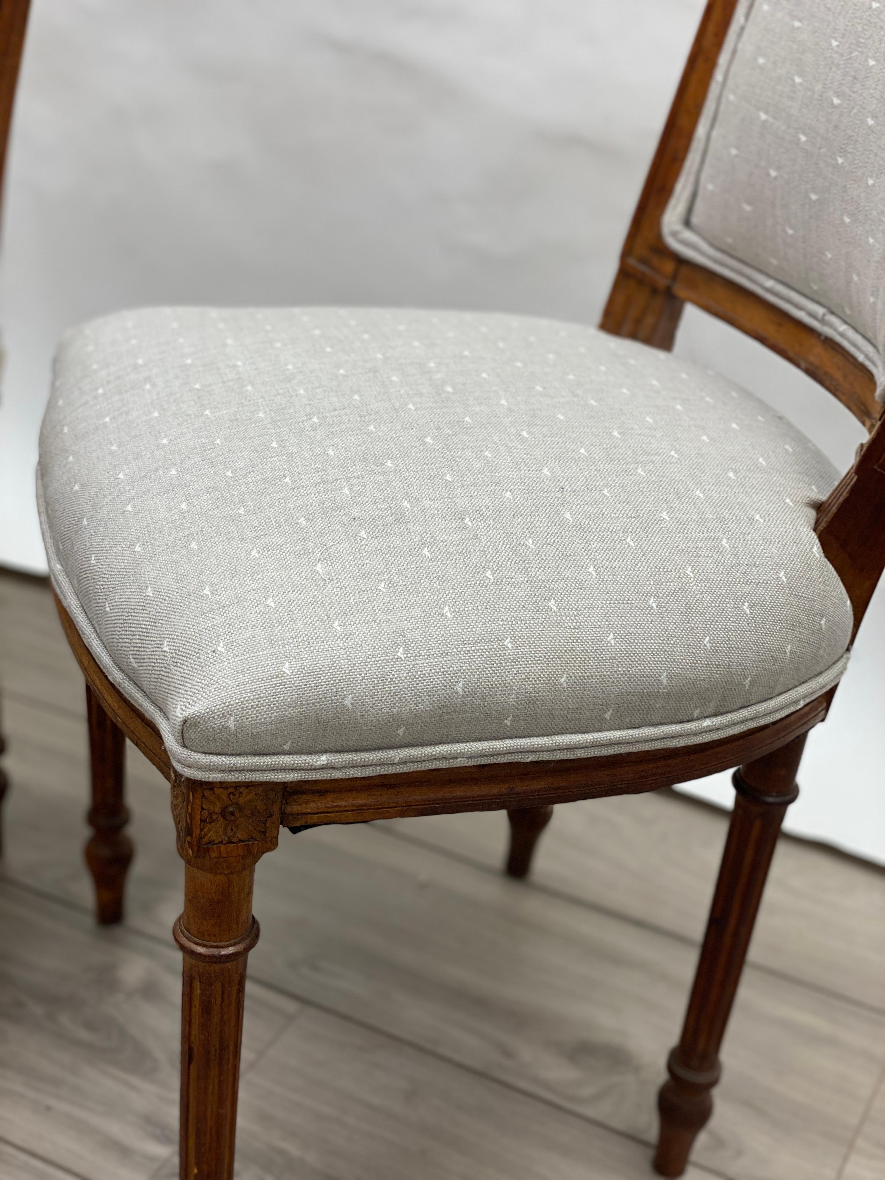 Paire de chaises d'appoint Louis XVI du 18ème siècle en noyer en vente 1
