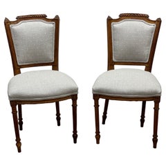 Paar Louis XVI-Beistellstühle aus Nussbaumholz aus dem 18. Jahrhundert