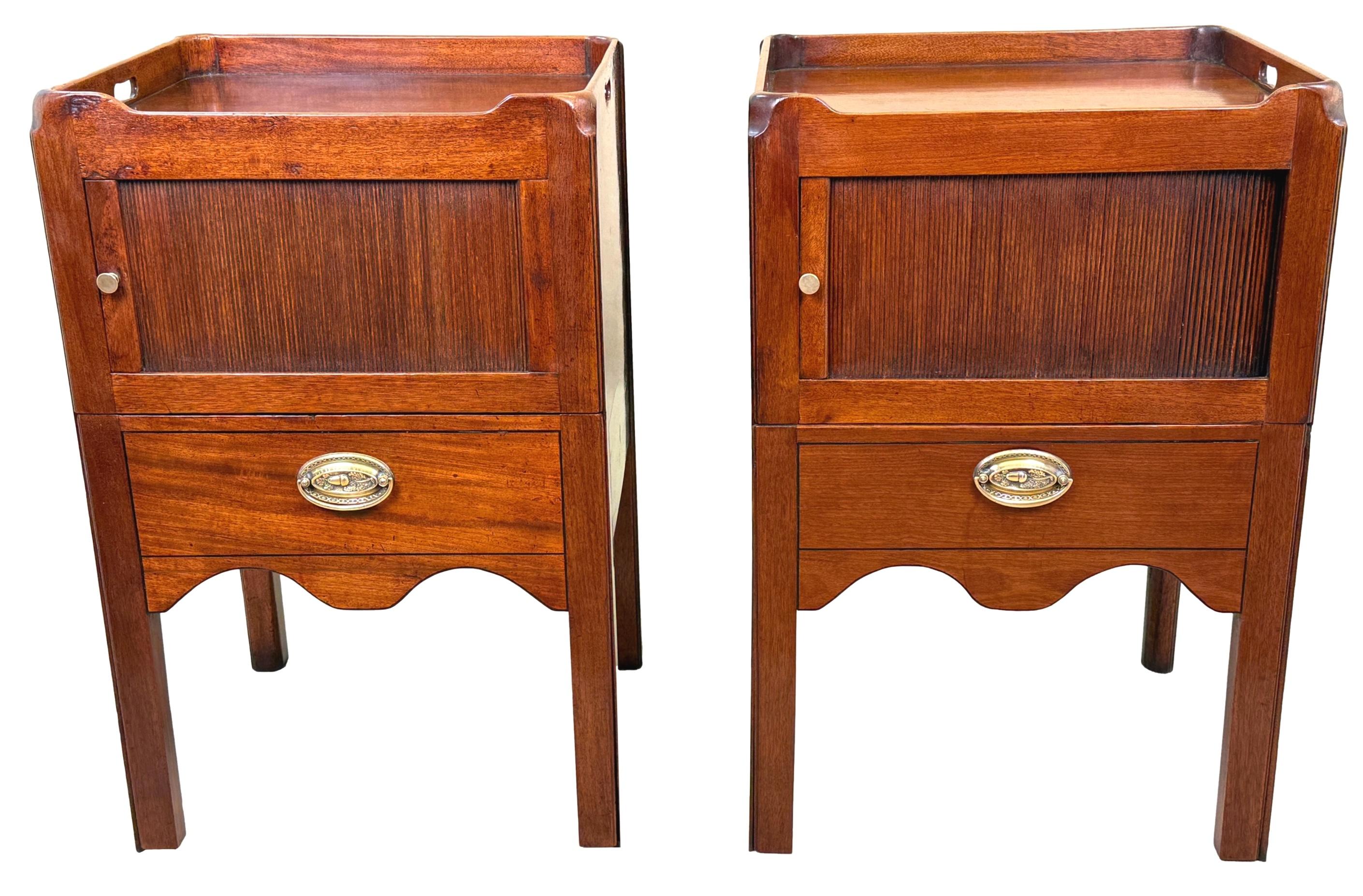 Pair Of 18th Century Mahogany Bedside Night Tables For Sale 5