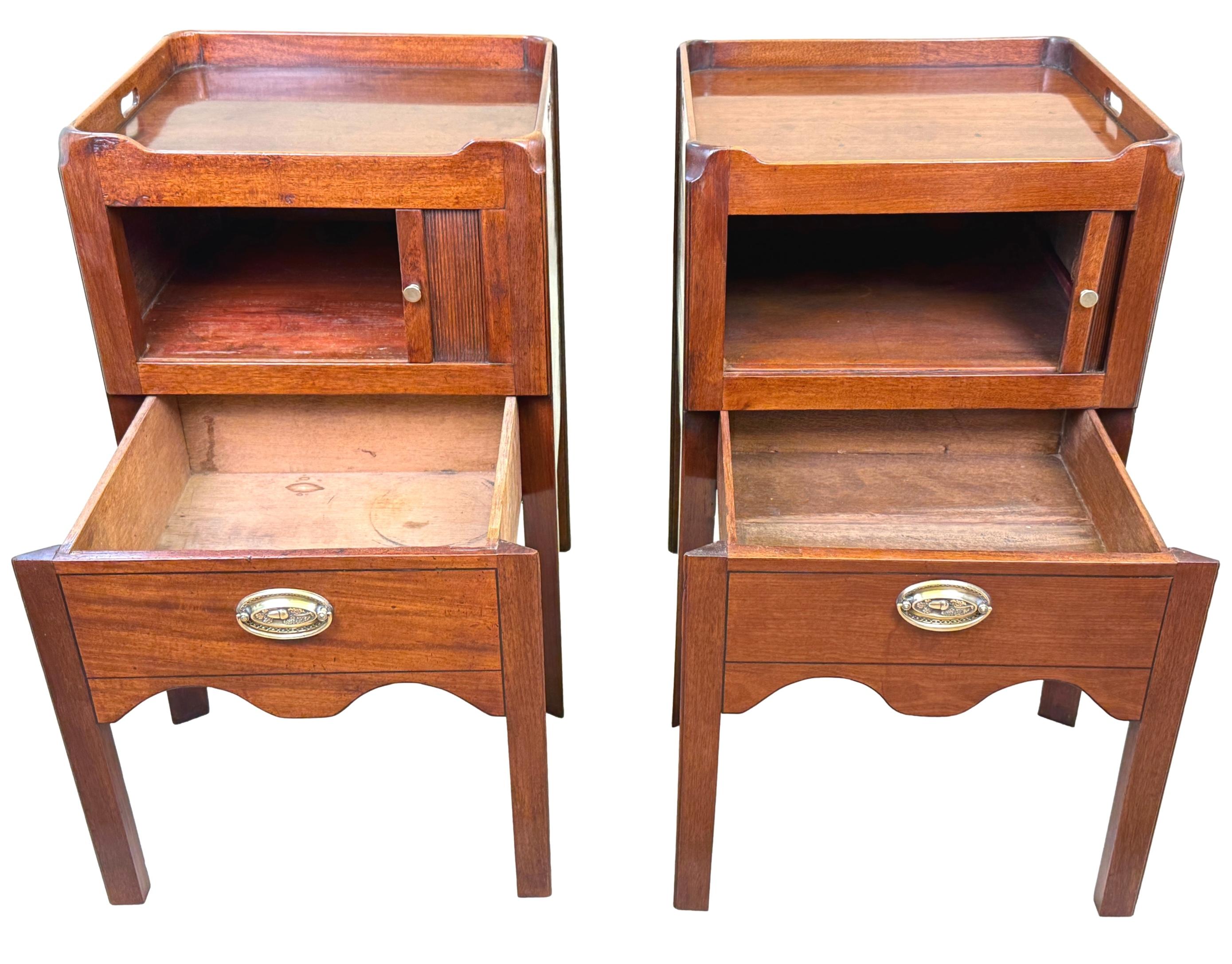 English Pair Of 18th Century Mahogany Bedside Night Tables For Sale