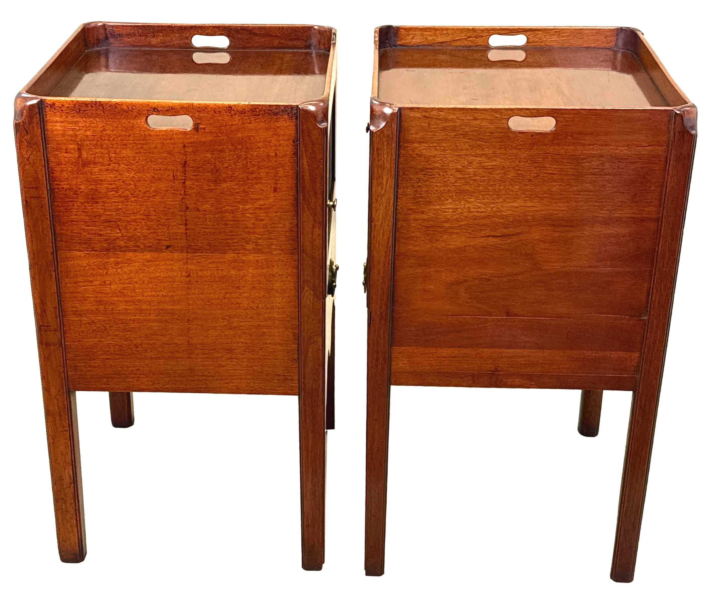 Pair Of 18th Century Mahogany Bedside Night Tables For Sale 1