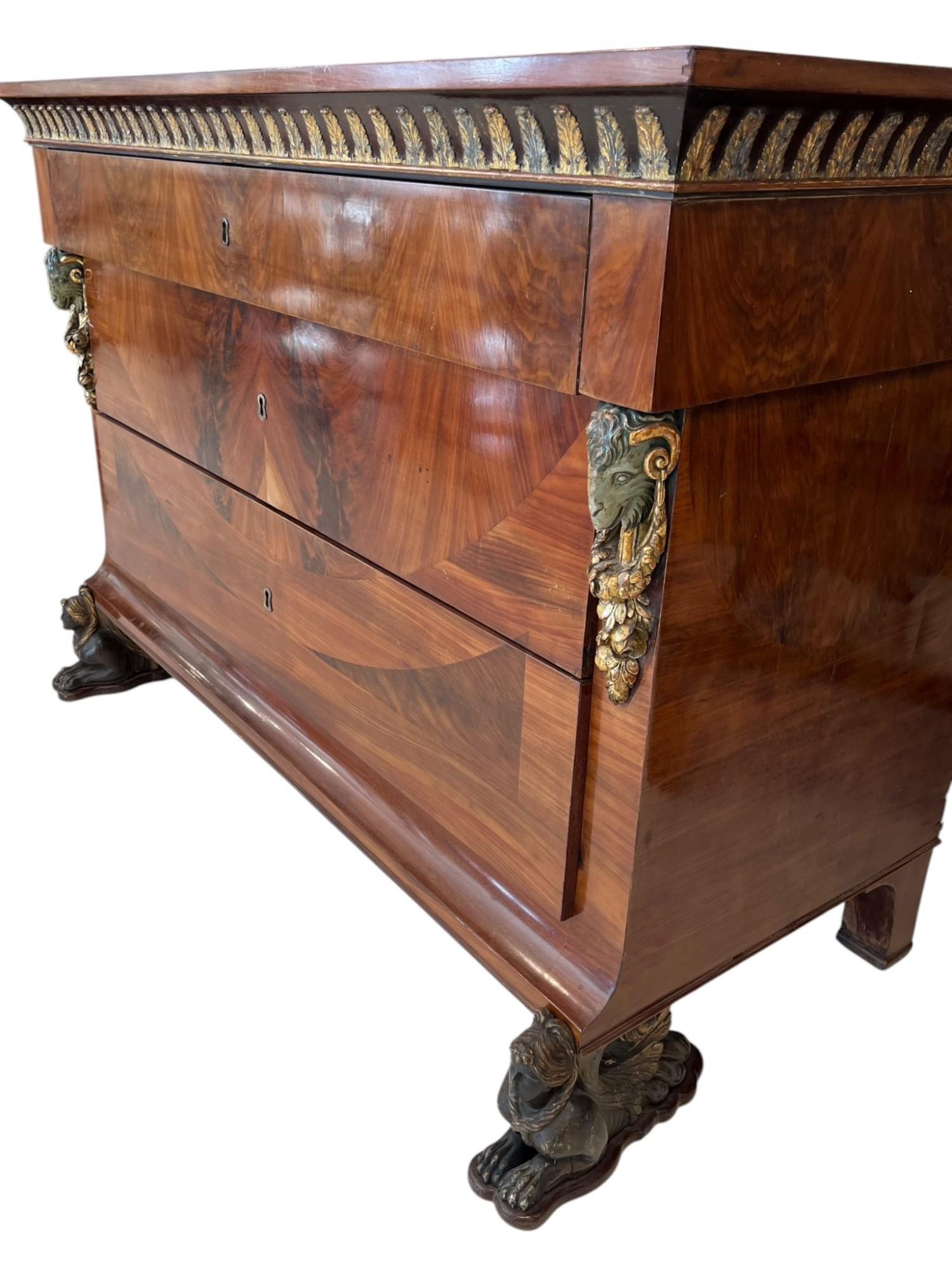 Una coppia di cassapanche in mogano del XVIII secolo con piedi a sfinge in bronzo sono pezzi d'arredamento straordinari e lussuosi, che mettono in mostra l'abilità artigianale e l'estetica del design dell'epoca. Il mogano, noto per il suo colore