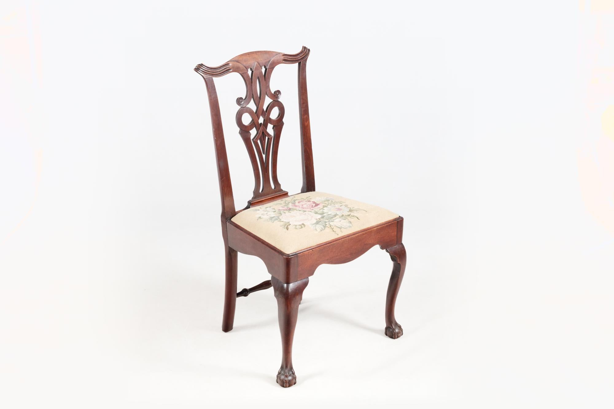 Brodé Paire de chaises de style Chippendale en acajou du 18ème siècle en vente